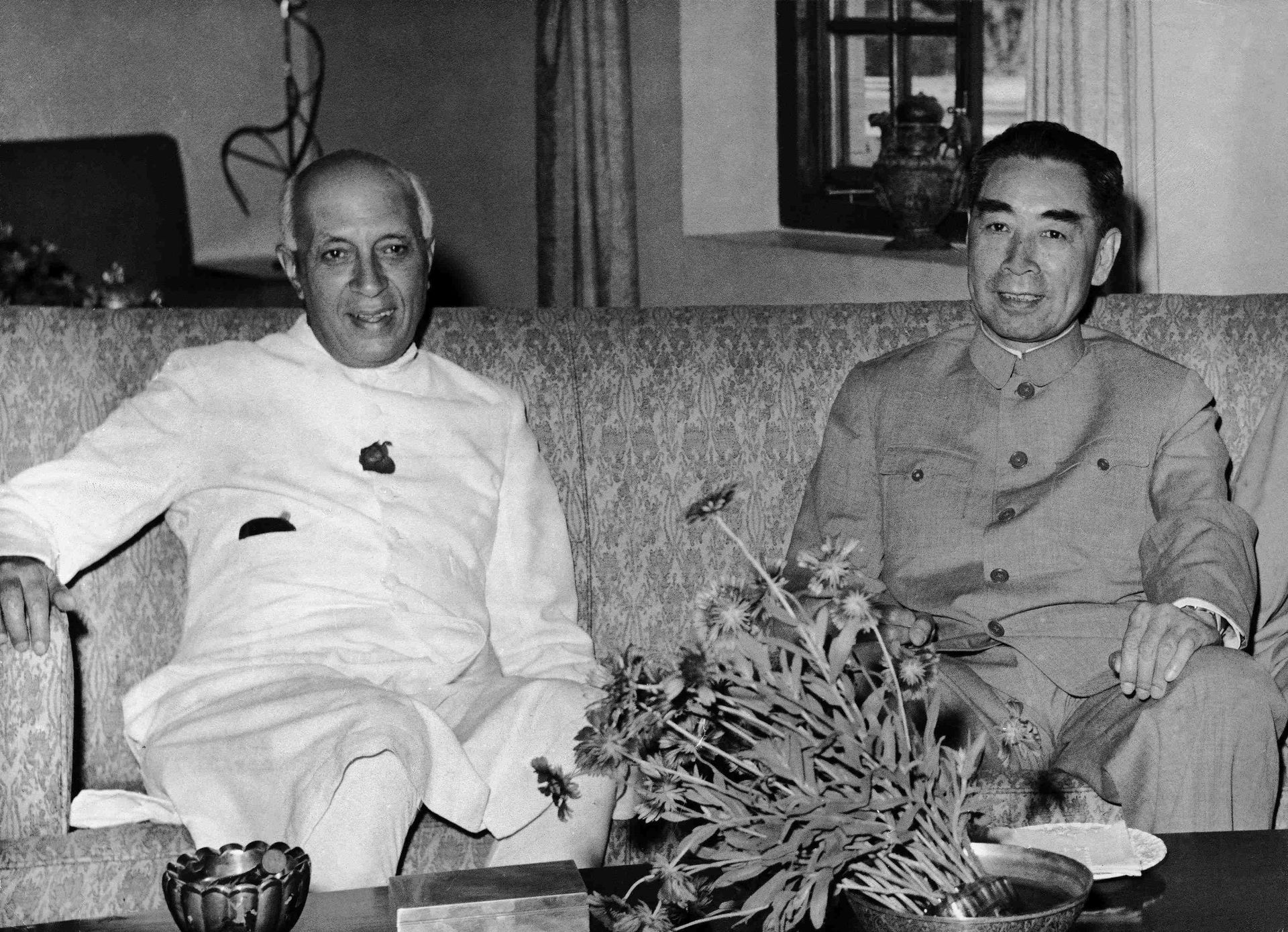 1960年4月20日，中国总理周恩来与印度总理尼赫鲁（左）在印度新德里举行会谈。（Getty）