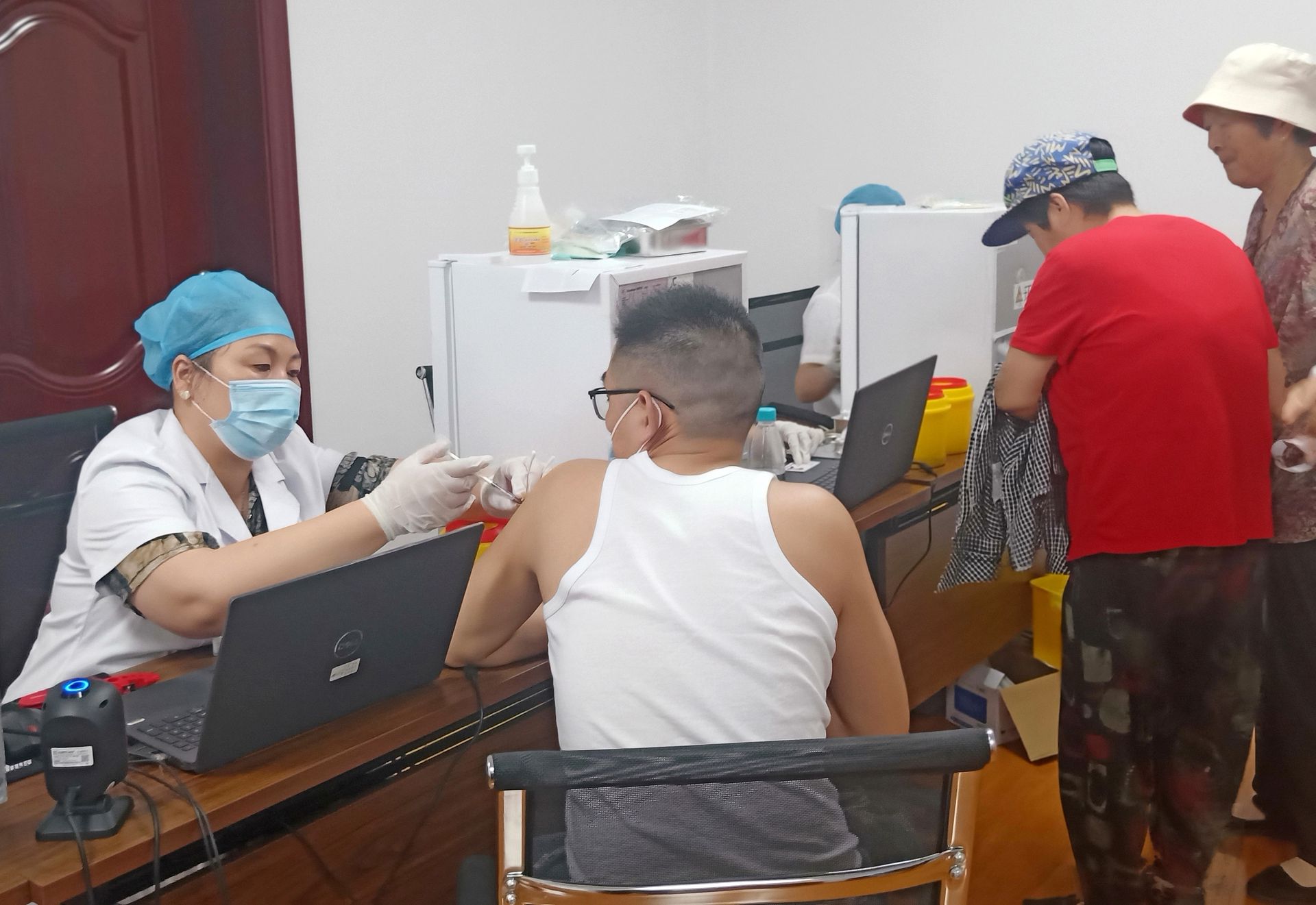 2021年7月29日,许多老年人到江苏省盐城市大丰区大中街道办健东社区接种新冠疫苗。这反映了街道办、社区在中国基层所发挥的组织协调作用。(人民视觉) 文和:外部压力巨大内部褒贬两极分化 什么直接关系中国国运?