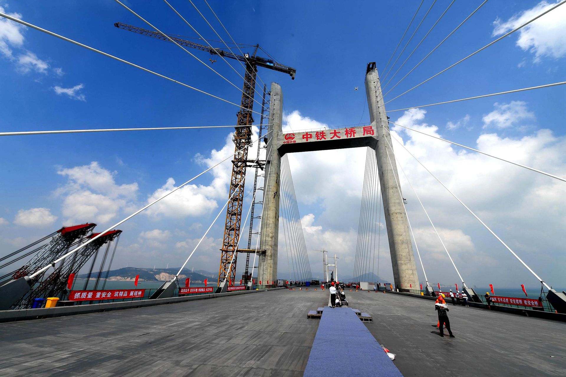 2019年9月25日，随着重达473吨的钢桁梁完成精准联结，平潭海峡公铁两用大桥鼓屿门航道桥成功合龙，标志着世界最长、中国第一座跨海峡公铁两用大桥贯通。（视觉中国）