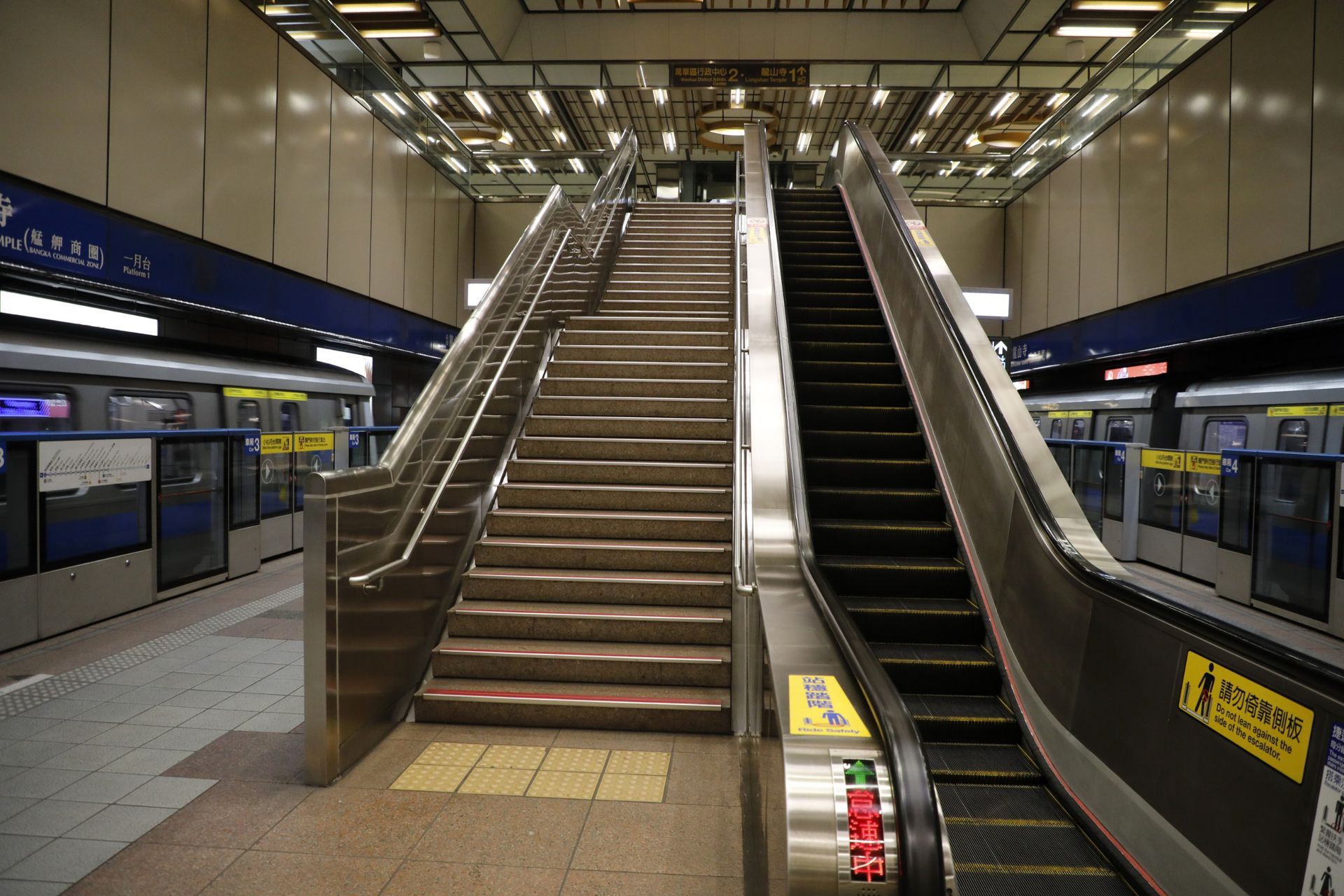 台北地铁站空无一人。（多维新闻）