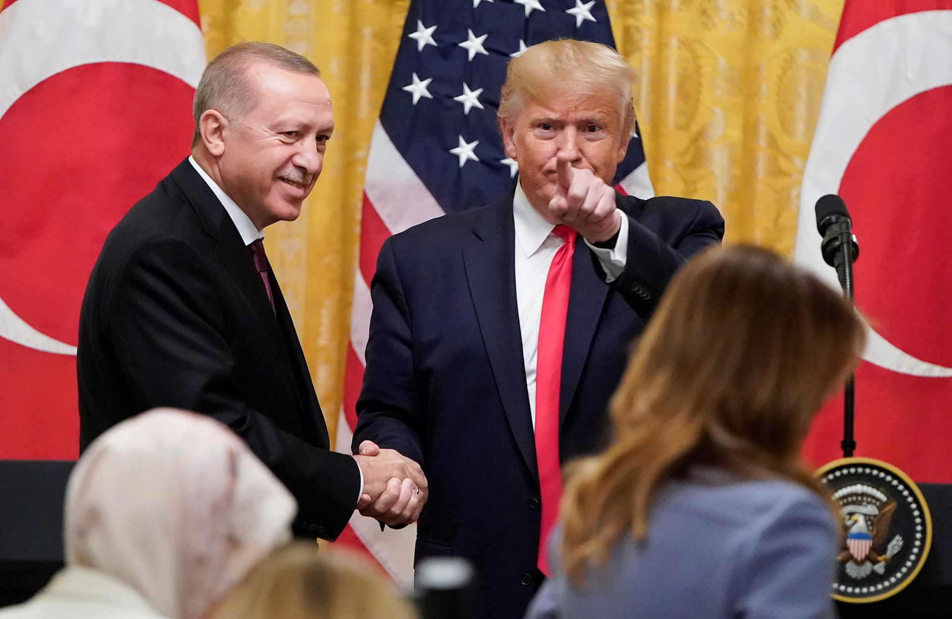 据悉，土耳其总统埃尔多安（Recep Tayyip Erdogan）与美国总统特朗普的私人关系甚佳。这也是特朗普时代土美关系相对缓和的重要原因所在。图为2019年11月13日，美国华盛顿特区，美国总统特朗普会见来访的土耳其总统埃尔多安夫妇。（Getty Images）