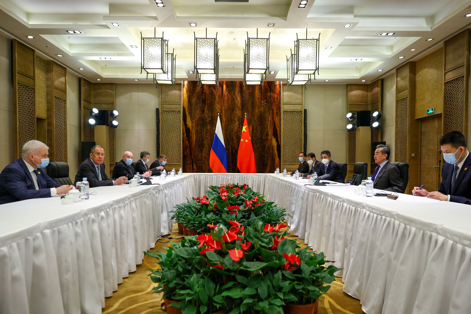 2021年3月23日，俄罗斯外交部长拉夫罗夫（Sergei Lavrov）和中国国务委员兼外交部长王毅在中国桂林举行会晤。（Reuters）
