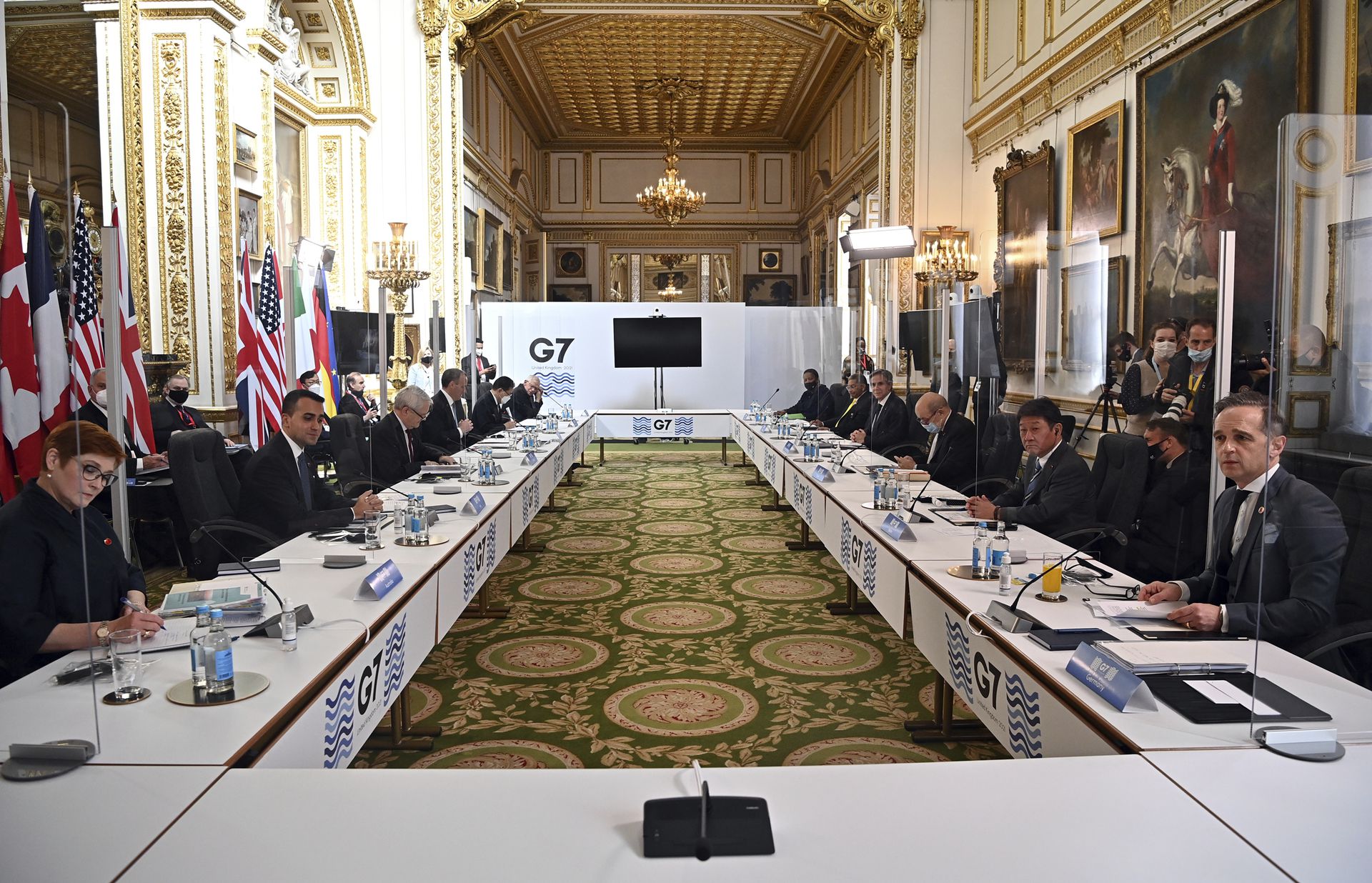 外交部长在2021年5月5日星期三在伦敦举行的七国集团外交部长会议之前就座。（AP)