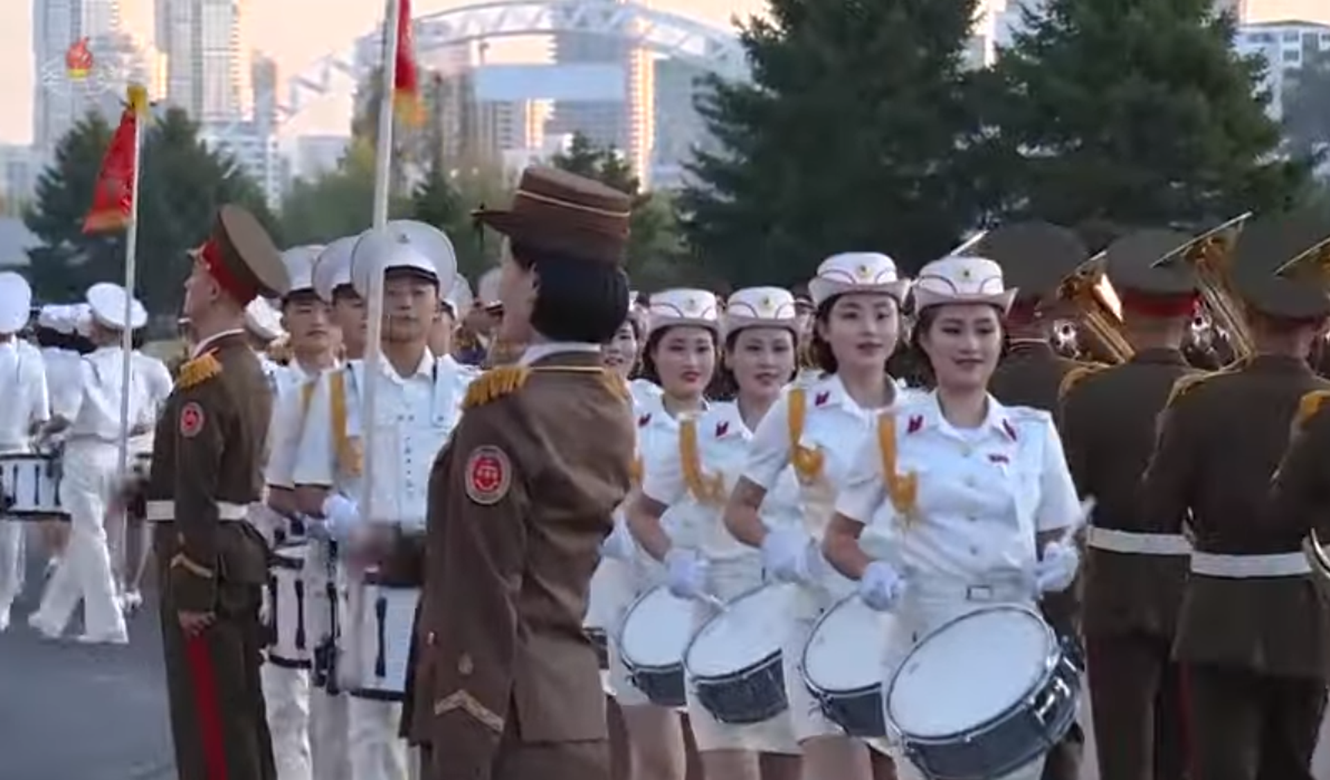 2021年10月12日，朝鲜官方公开朝鲜领导人金正恩参加庆祝劳动党建党76周年的国防发展展览会视频画面。 （朝鲜中央电视台视频截图）
