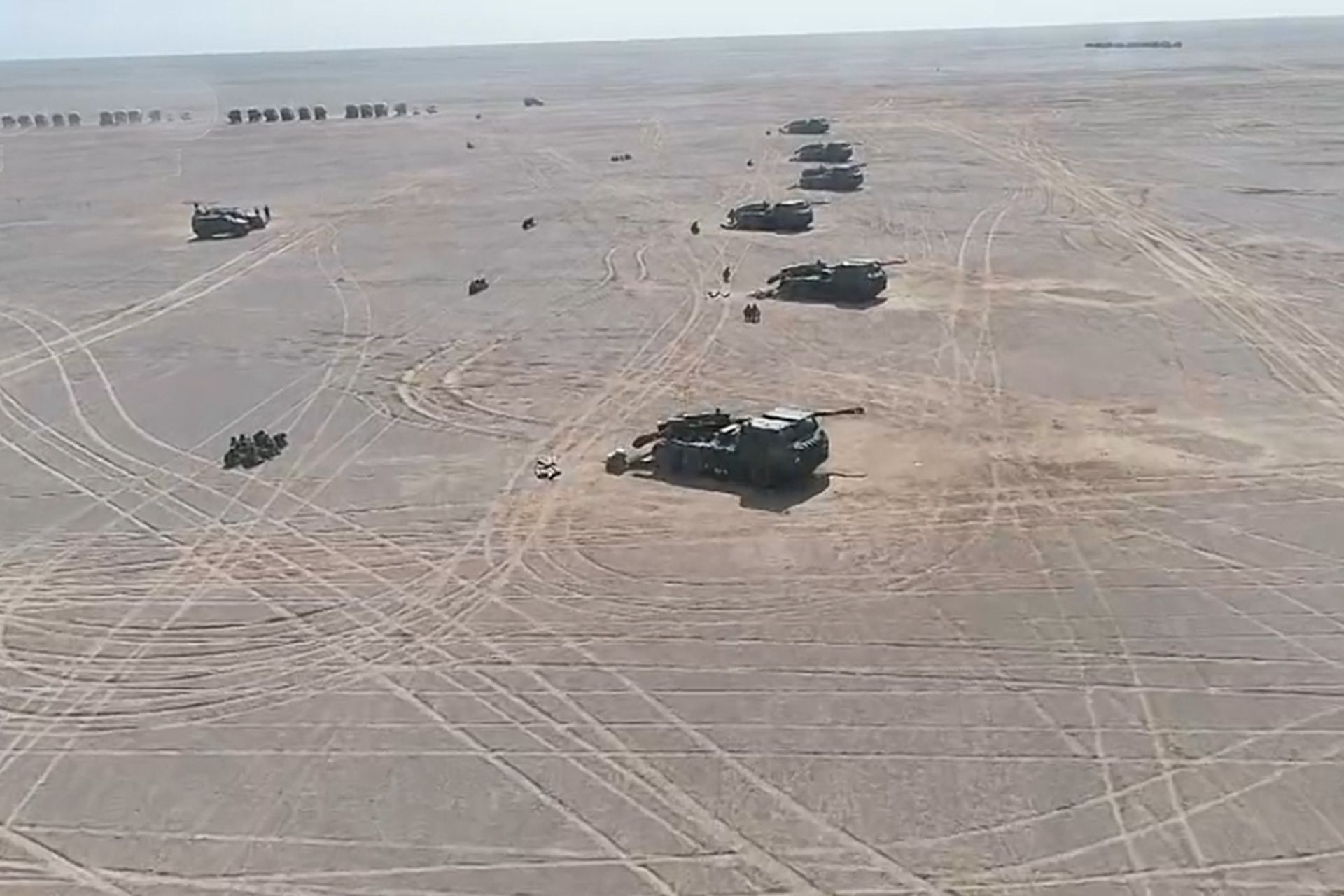 2020年6月上旬,中國人民解放軍第74集團軍炮兵部隊上高原進行實彈射擊演練。圖為6門181型155毫米自行榴彈炮排成一列。(中國央視截圖) 2020年6月上旬,中國人民解放軍第74集團軍炮兵部隊上高原進行實彈射擊演練。圖為6門181型155毫米自行榴彈炮排成一列。(中國央視截圖)