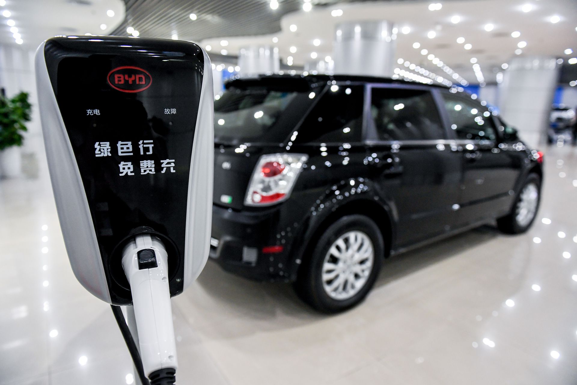 中國發改委：2021年新能源汽車保有量佔汽車總量的2.6%