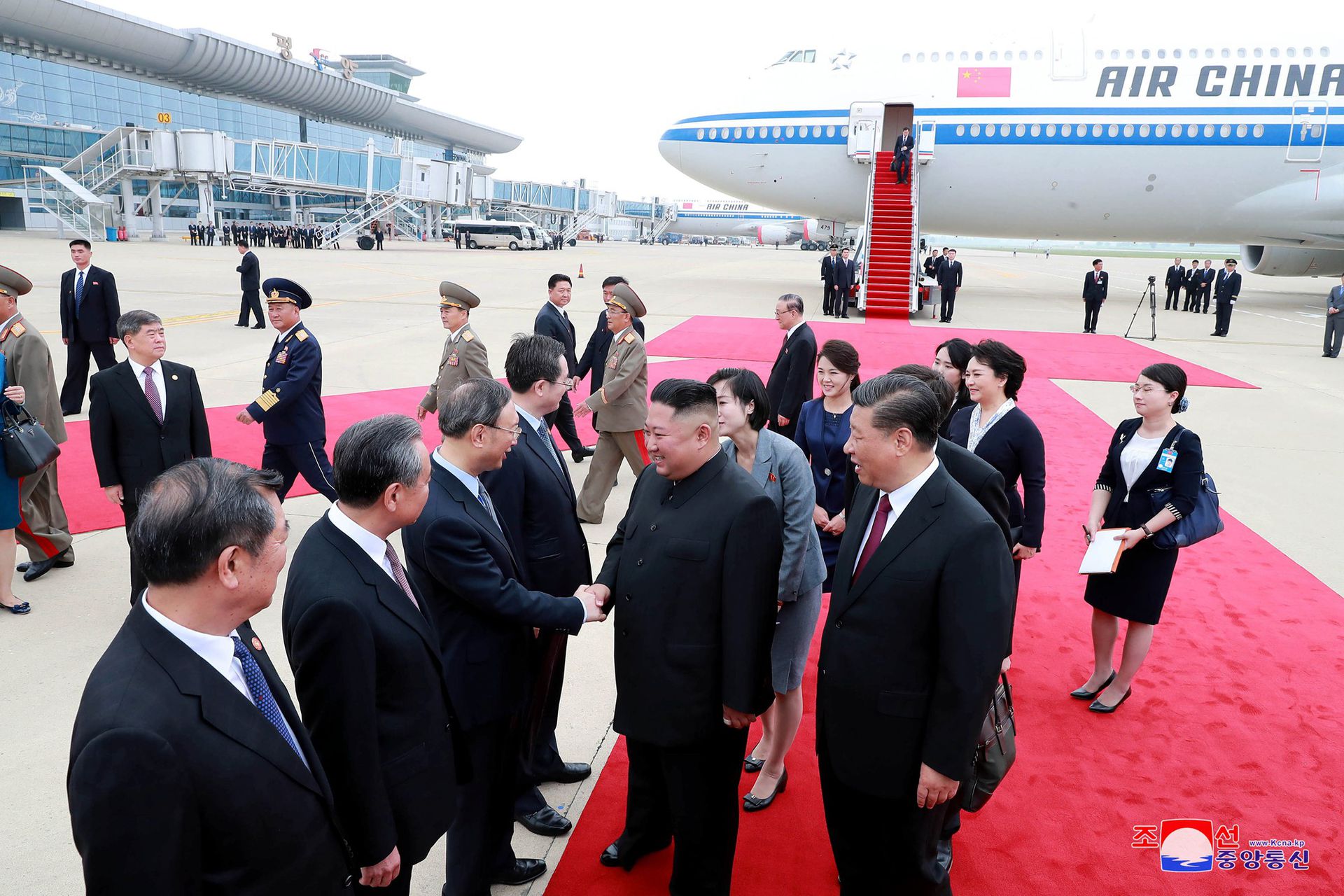 2019年6月21日，朝鲜官方发布金正恩在平壤国际机场与中国官员握手照片。（Reuters）