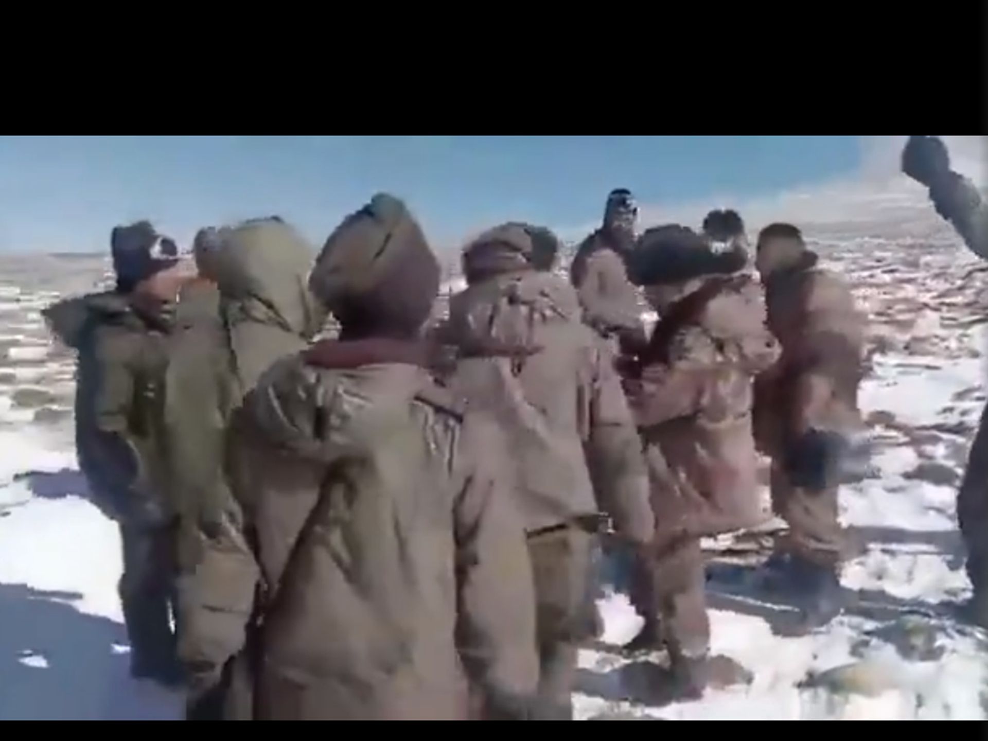 在视频的后3分钟,双方停止厮打,一直在进行交流。(微博@灬黑礼服灬) 在视频的后3分钟,双方停止厮打,一直在进行交流。(微博@灬黑礼服灬)