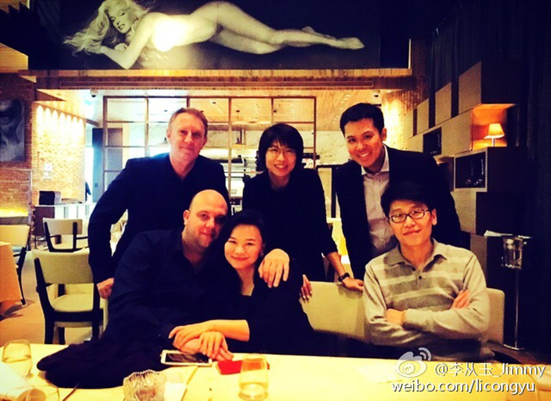 2015年12月,成蕾(前排左二)与好友聚餐。(微博@李从玉_Jimmy ) 2015年12月,成蕾(前排左二)与好友聚餐。(微博@李从玉_Jimmy )