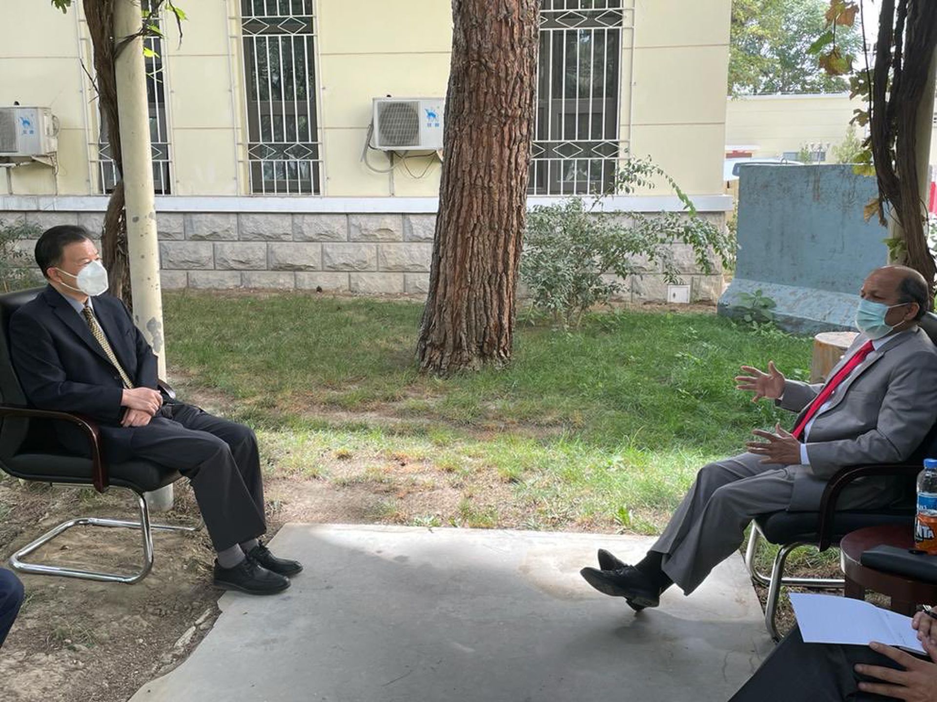 2021年8月18日,中国驻阿富汗大使王愚(左)晒出会晤巴基斯坦驻阿富汗大使曼苏尔照片。(Twitter@Wang Yu 王愚) 2021年8月18日,中国驻阿富汗大使王愚(左)晒出会晤巴基斯坦驻阿富汗大使曼苏尔照片。(Twitter@Wang Yu 王愚)