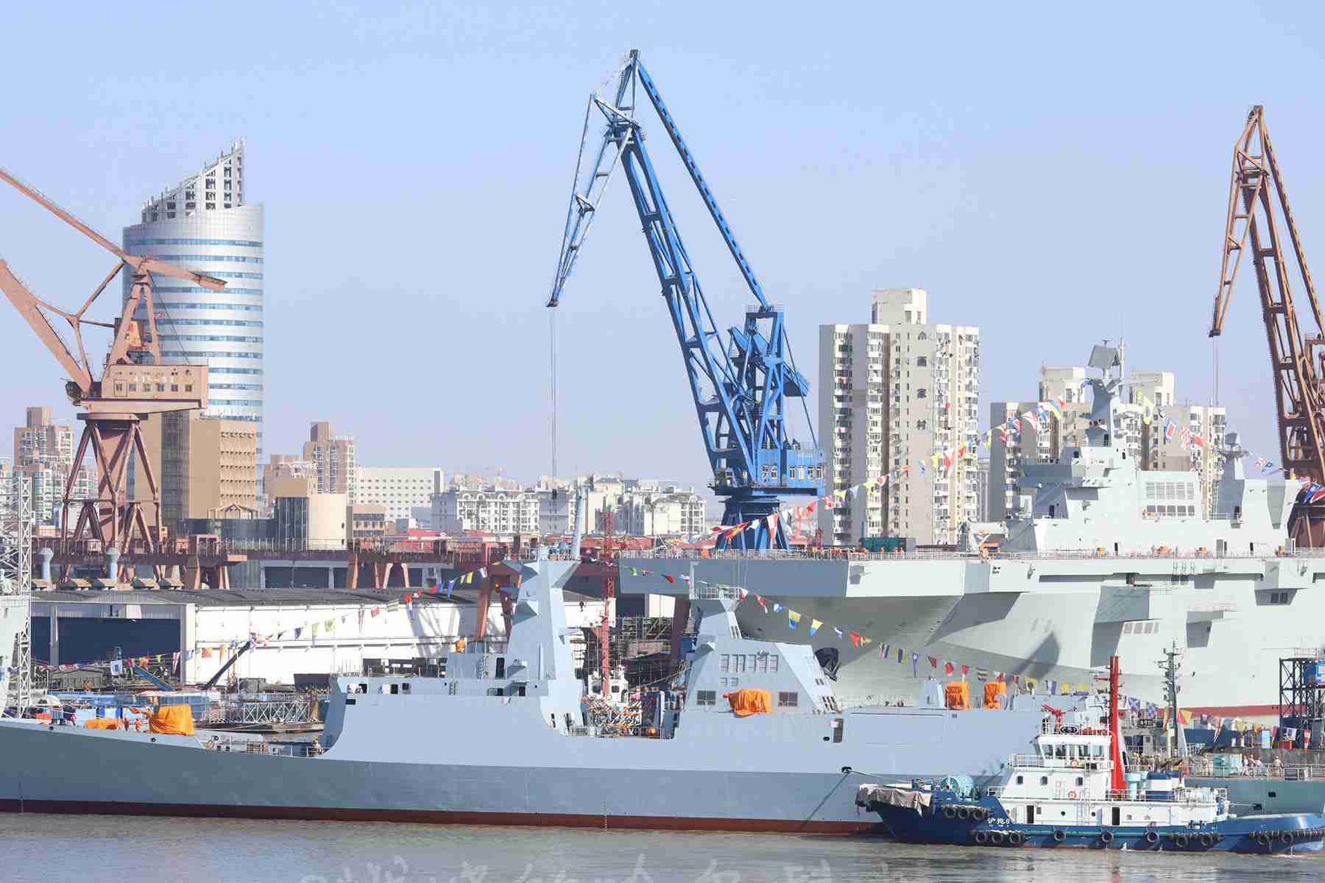 有消息称，中国将来会再增5艘075型两栖攻击舰。（微博@捣蛋不捣蛋）