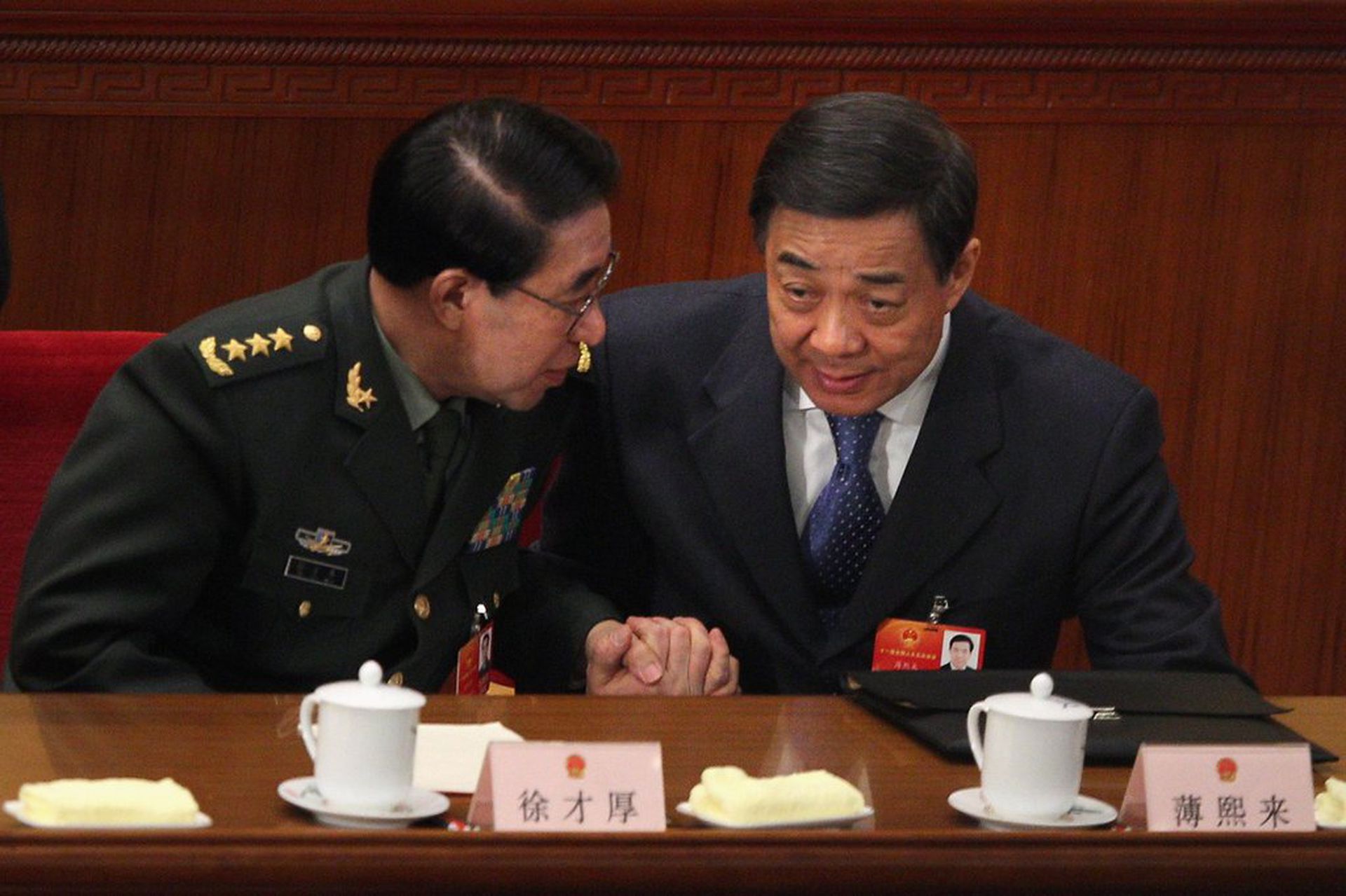 2012年3月9日,时任中央军委副主席徐才厚(左)与重庆市委书记薄熙来交谈。两人后来皆落马。(Getty)