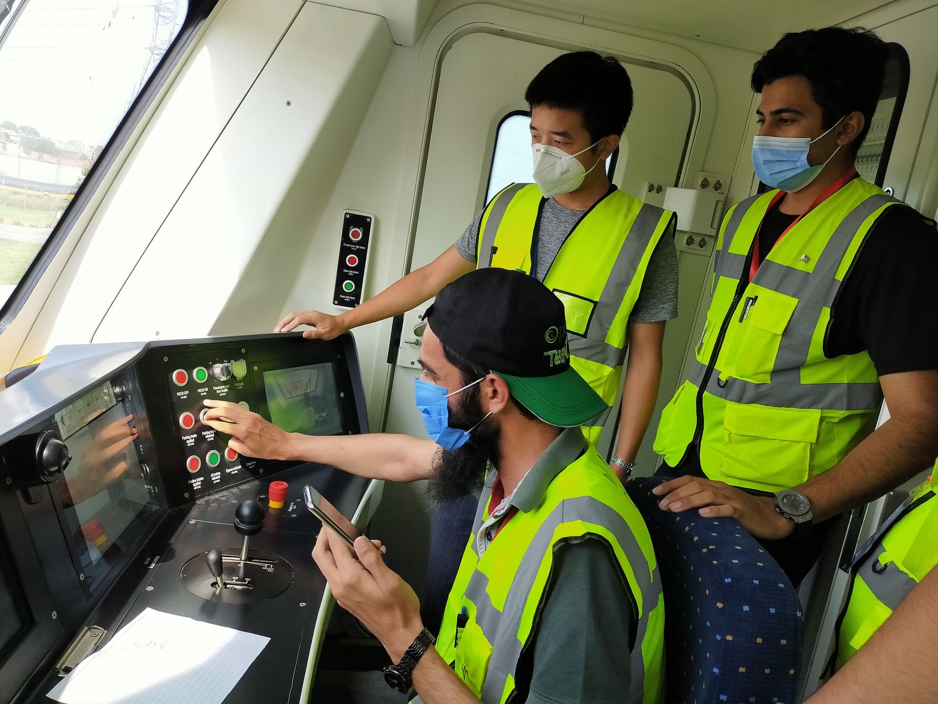 现场画面显示，中国工作人员指导巴基斯坦人员操作列车。（微博@广州地铁）