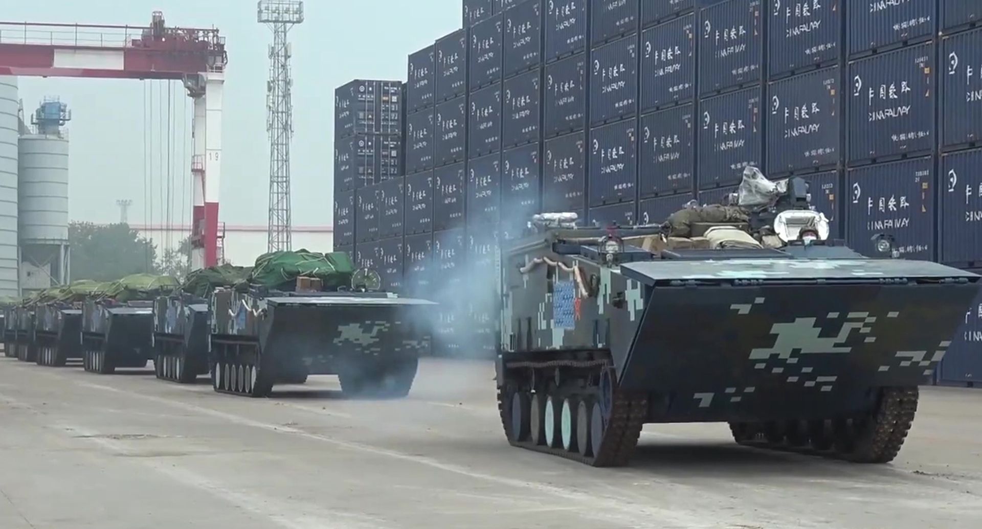 解放军演练登陆作战。图为海军陆战队的装甲车。（中国军视网截图）