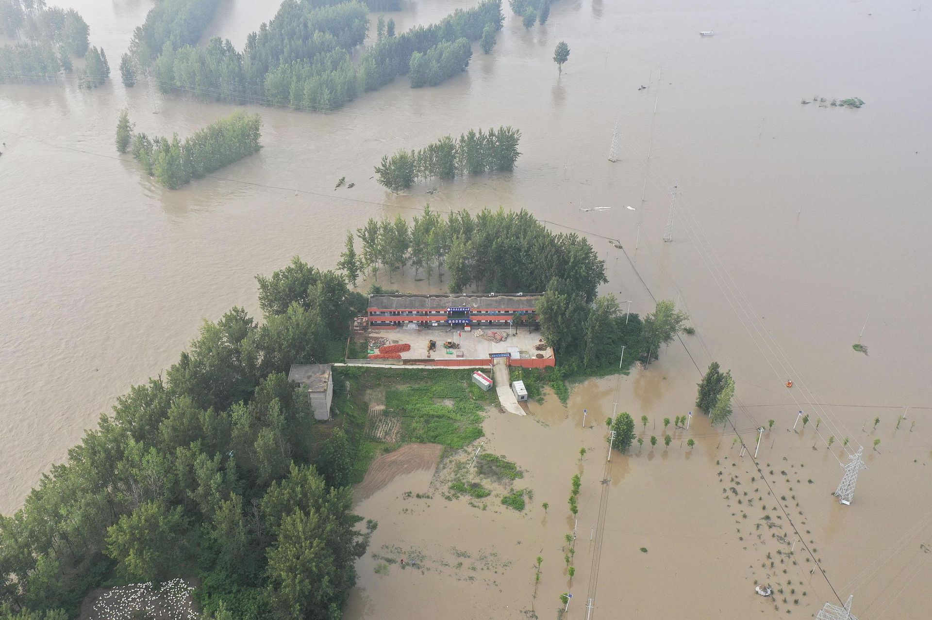 航拍王家坝开闸泄洪:村庄高地变孤岛一片汪洋…