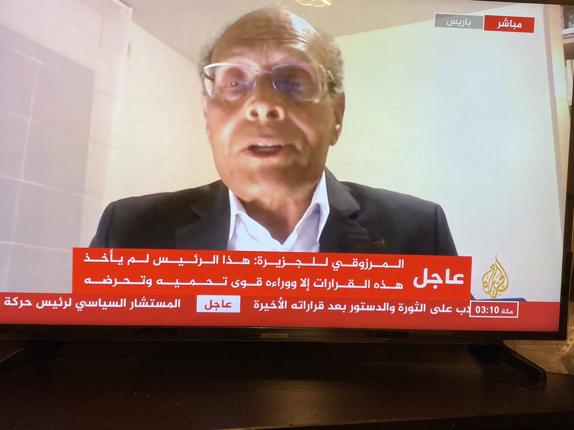 同日，该国部分前政要在半岛电视台上发表讲话，批评此次政变系阿联酋挑唆。（liveumap网页截图）