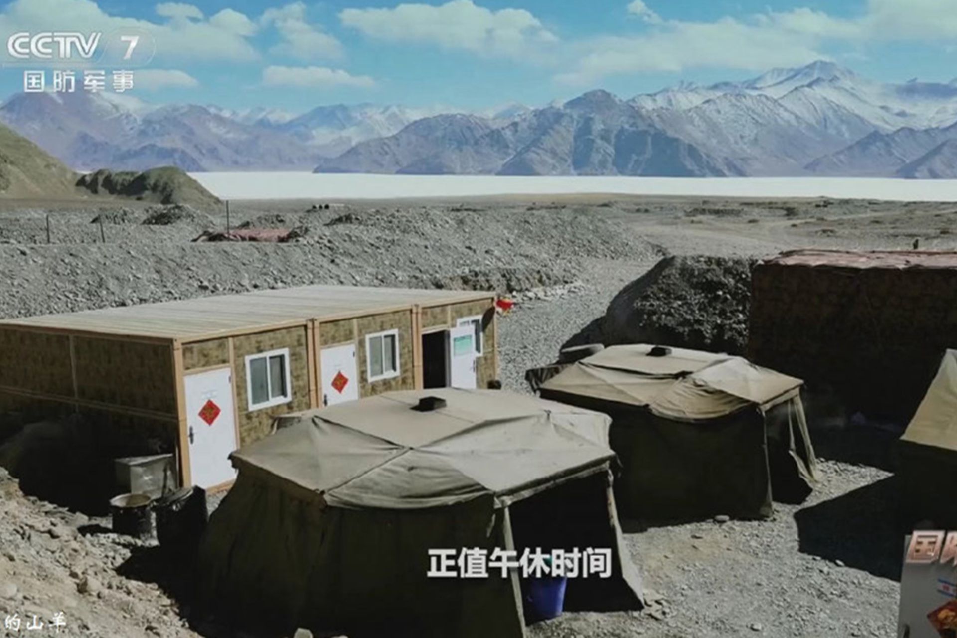 2021年春节期间，解放军新疆军区在边防一线进行备战。图为解放军修建的简易营房。（中国央视截图）