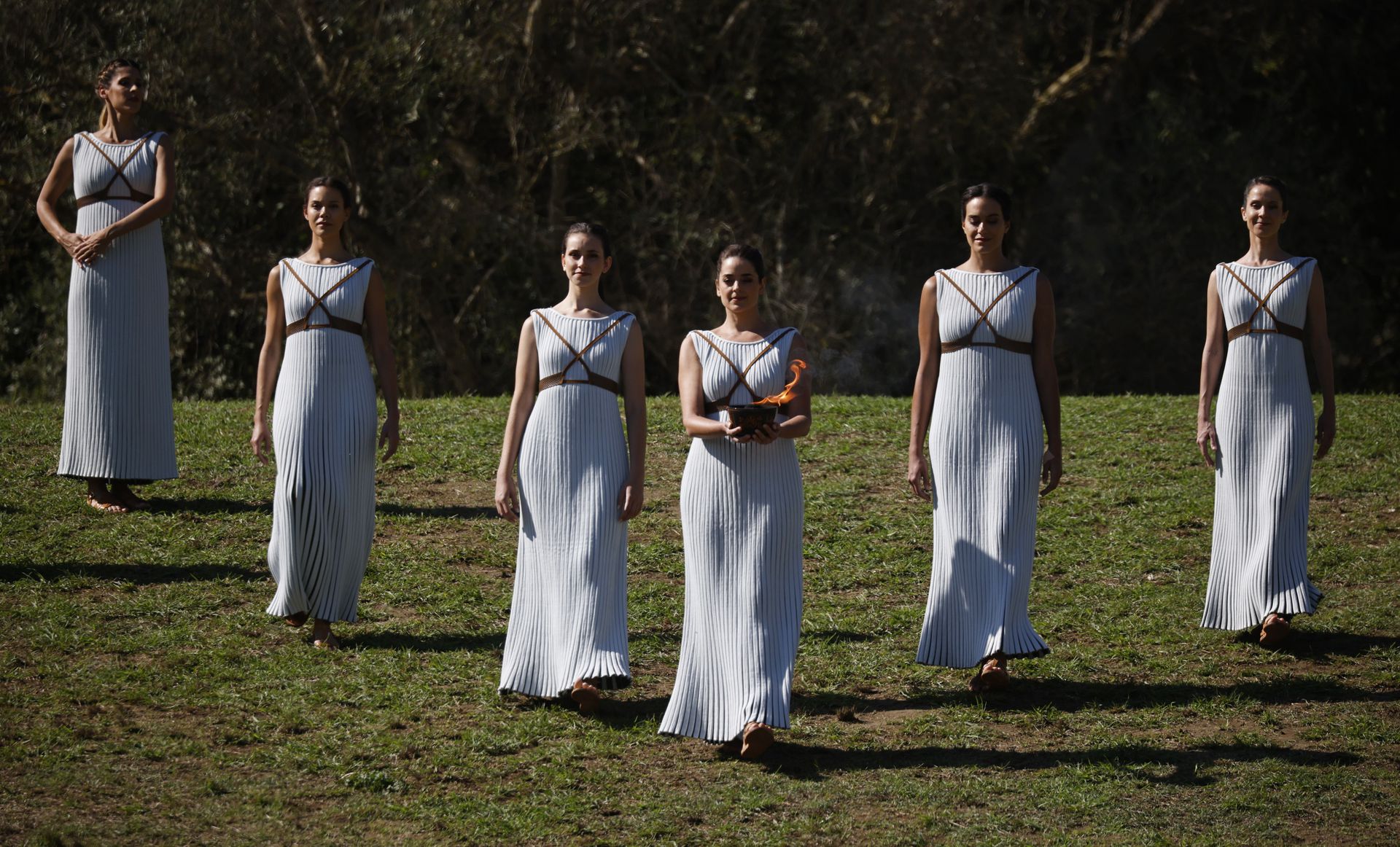 扮演最高女祭司的希腊知名女演员乔治乌进行圣火点燃仪式。(Reuters) 扮演最高女祭司的希腊知名女演员乔治乌进行圣火点燃仪式。(Reuters)
