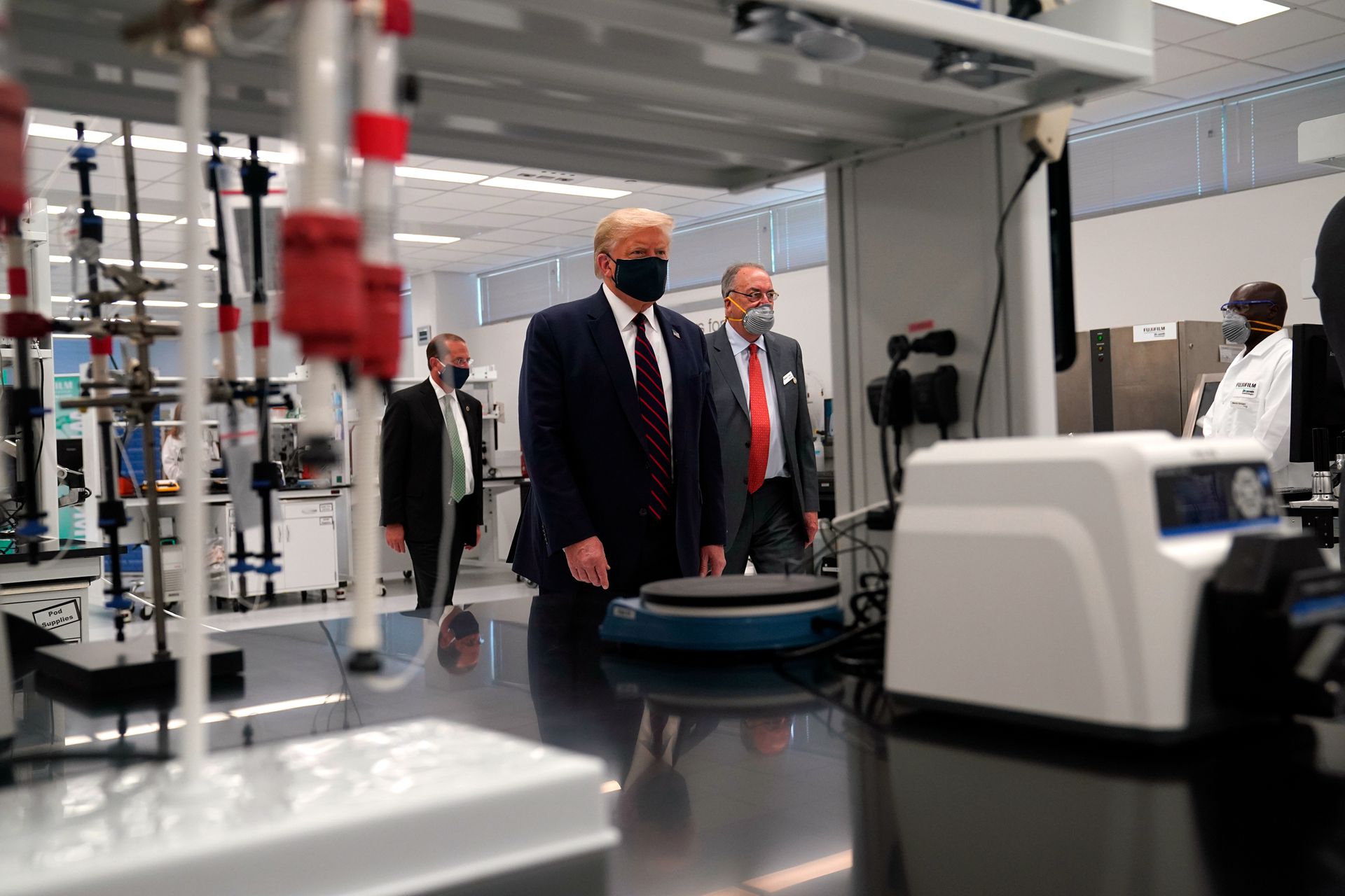 2020年7月27日，美国总统特朗普带队参观位于北卡罗来纳州莫里斯维尔的富士Diosynth生物工艺创新中心，这是特朗普第二次公开戴口罩。（AP）