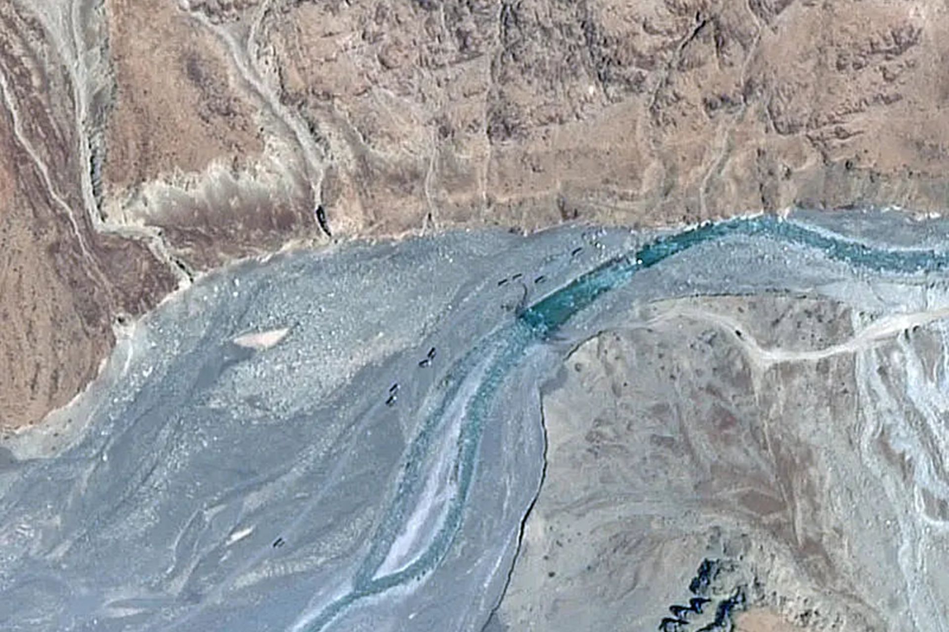 2020年6月15日的冲突发生在加勒万河谷。图为印度军队在加勒万河谷修建的公路和桥梁,不少汽车正在进行中。(微博@南海的浪涛)