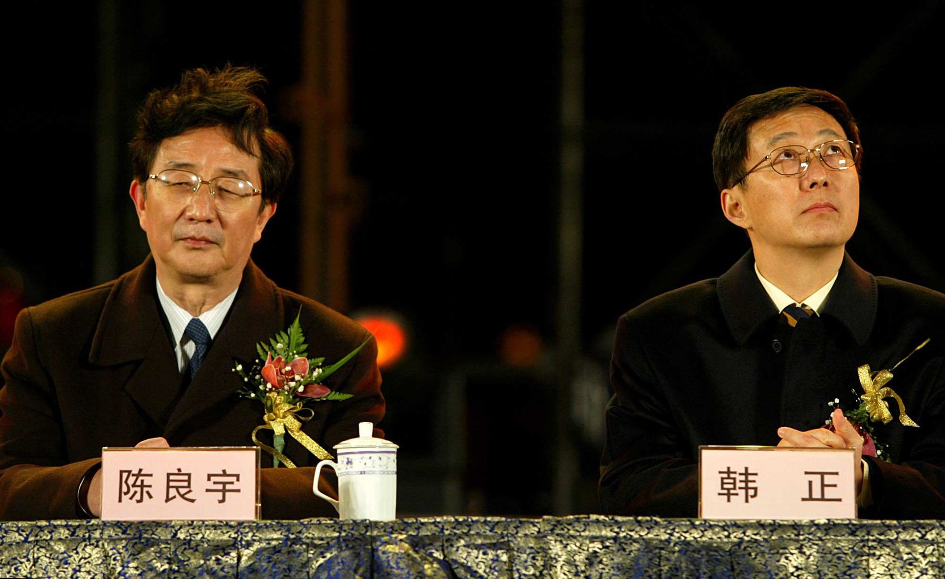 2003年11月30日，上海市委书记陈良宇(左)和市长韩正出席第1000万集装箱起运仪式。（VCG）