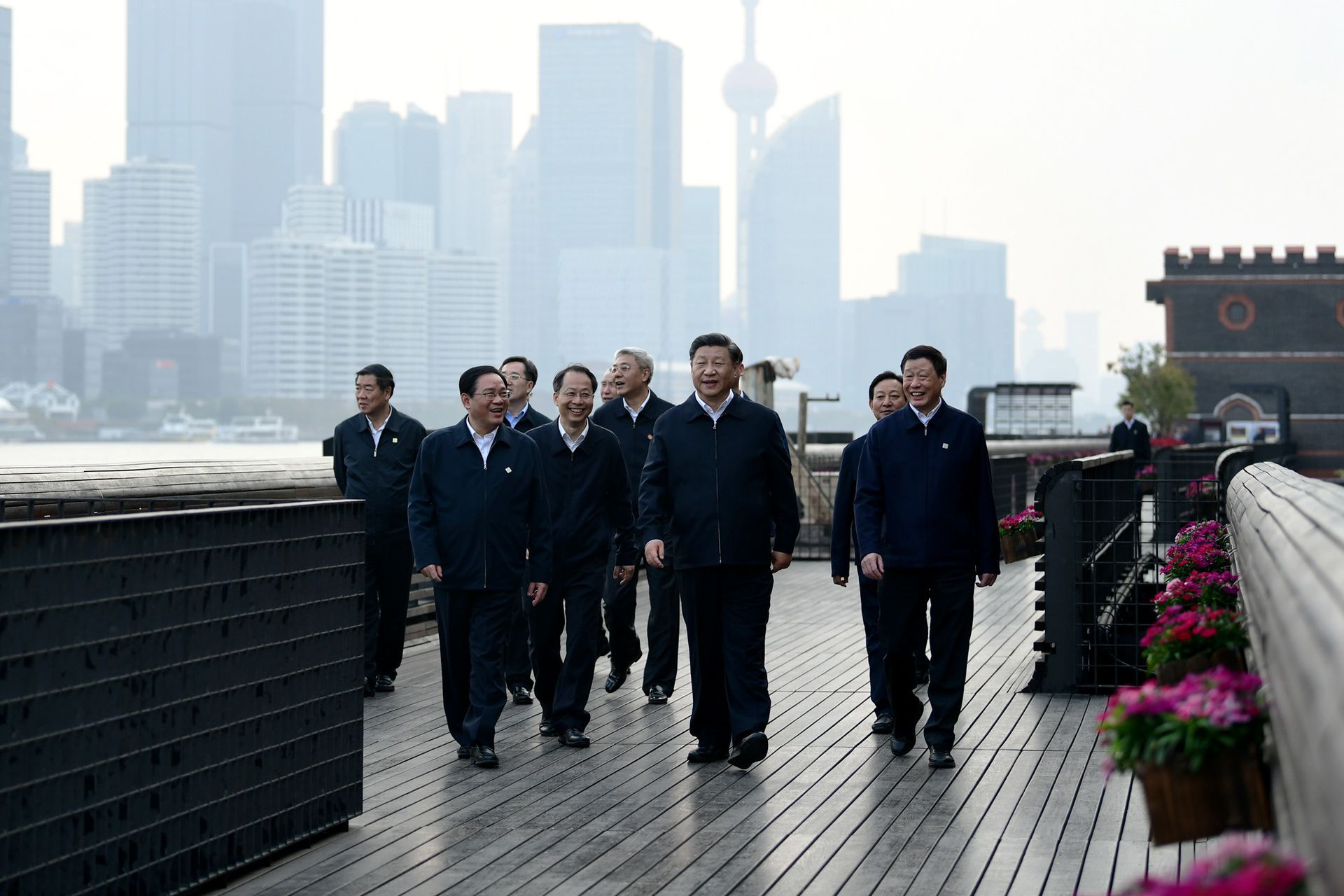 2019年11月2日，中共中央总书记、中国国家主席习近平在上海市考察，要求上海加速现代化治理建设，同时加速科技转型和产业转移，带动长江经济带的区域经济发展。（新华社）