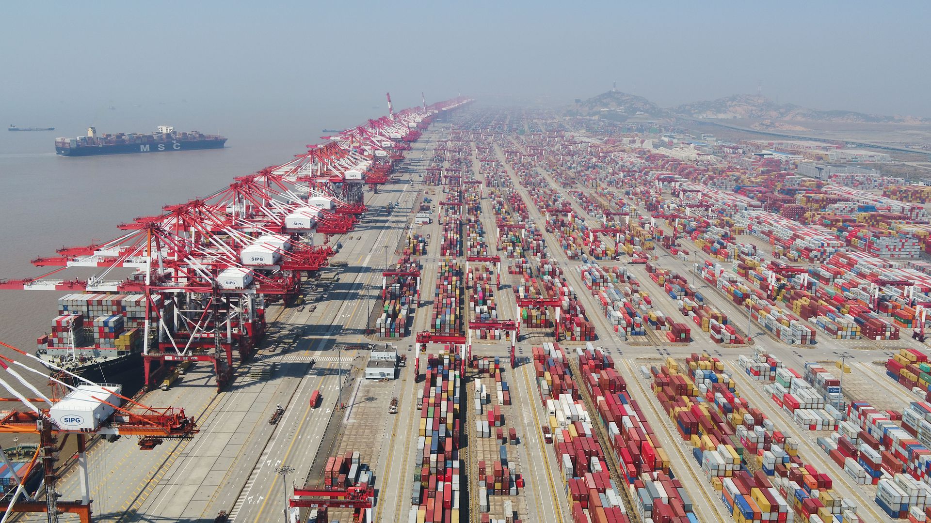 图为上海洋山港集装箱码头。今年前三季度，中国与“一带一路”沿线国家贸易进出口总额达到9,600多亿美元。  （新华社）