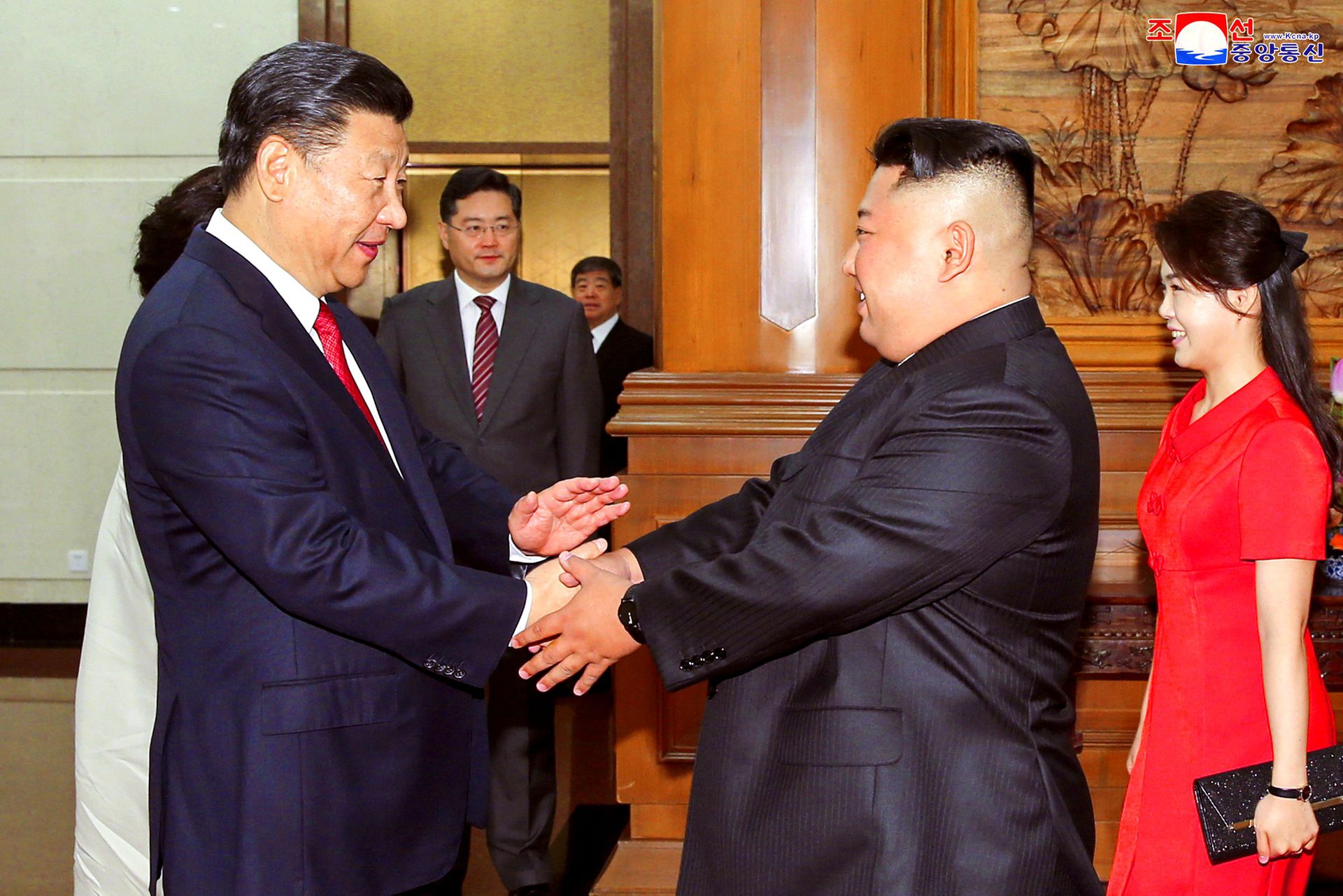 在这张朝鲜中央通讯社于2018年6月20日发布的照片中，中国国家主席习近平在中国北京与朝鲜领导人金正恩握手。（路透社）