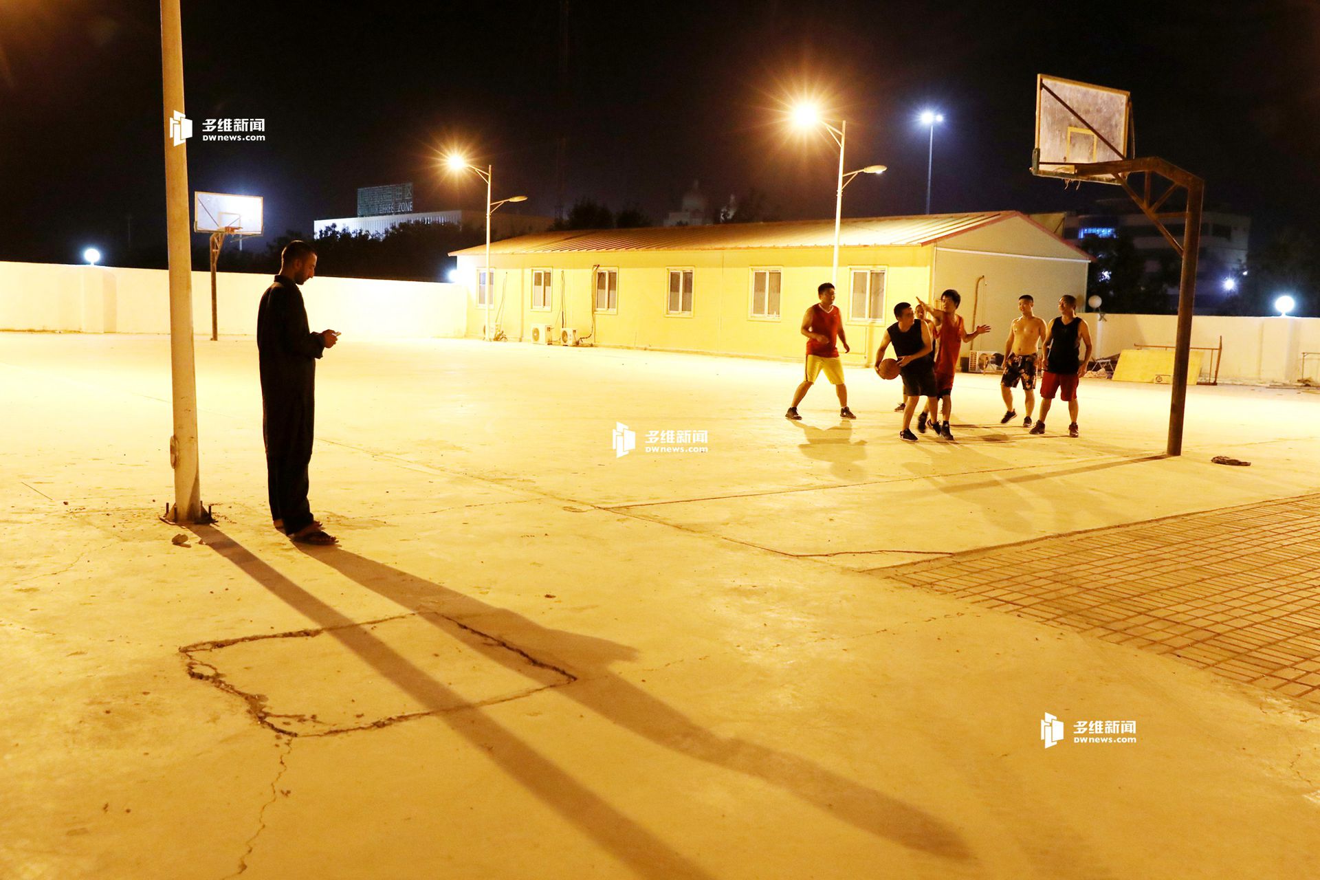 瓜达尔港营地里的中国工人正在打篮球，由于安全原因，中方员工只能在港区和自由贸易区里活动。