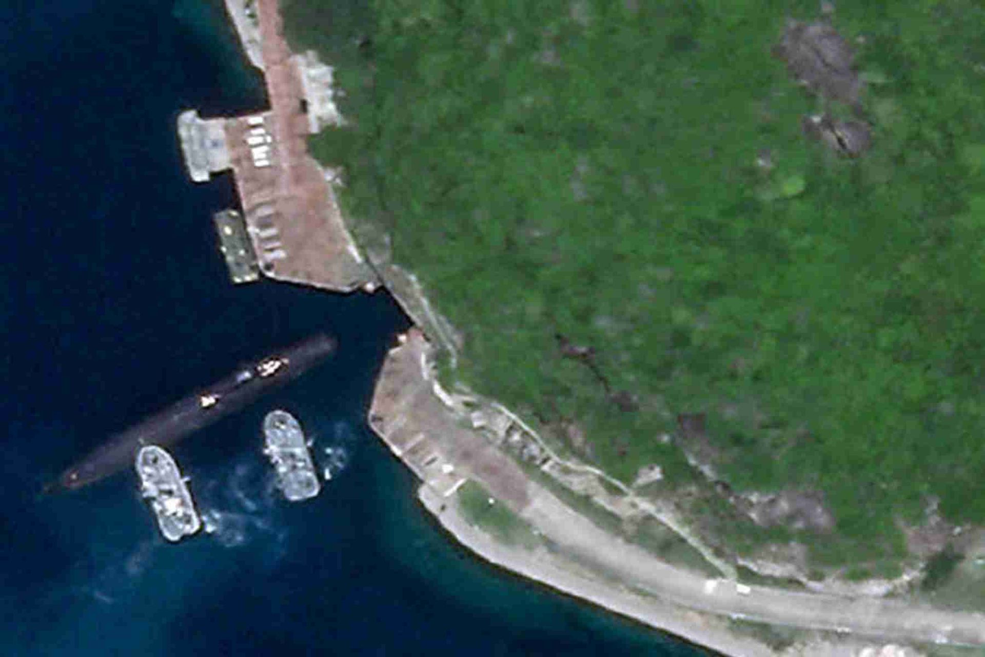 卫星照片显示，一艘潜艇正在中国海南岛榆林海军基地进入洞库。外界据此猜测中国已经将核潜艇部署在南海，中国官方后来也证实在海南岛建立了第二个核潜艇基地。（微博@lfx160219）