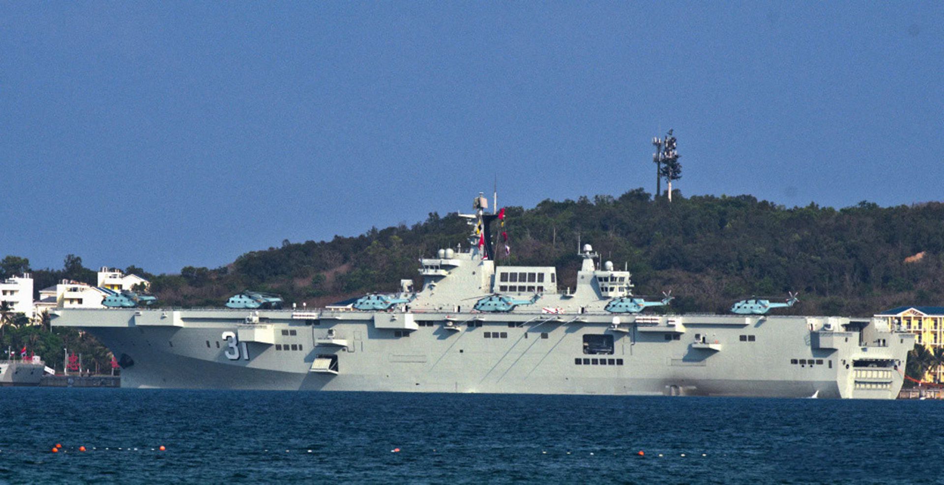 4月23日，中国海军交付三艘巨舰。图为“满员齐装”的海南舰。（中国央视截图）