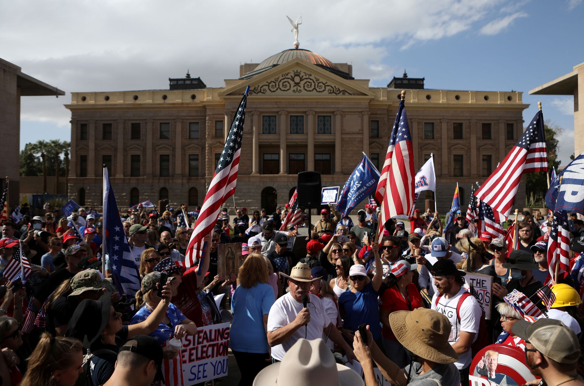 11月7日，在亚利桑那州宣布拜登在该州获胜后，特朗普的支持者在州府凤凰城的州议会大厦前聚集，举行“停止偷票”主题的抗议活动。（REUTERS）