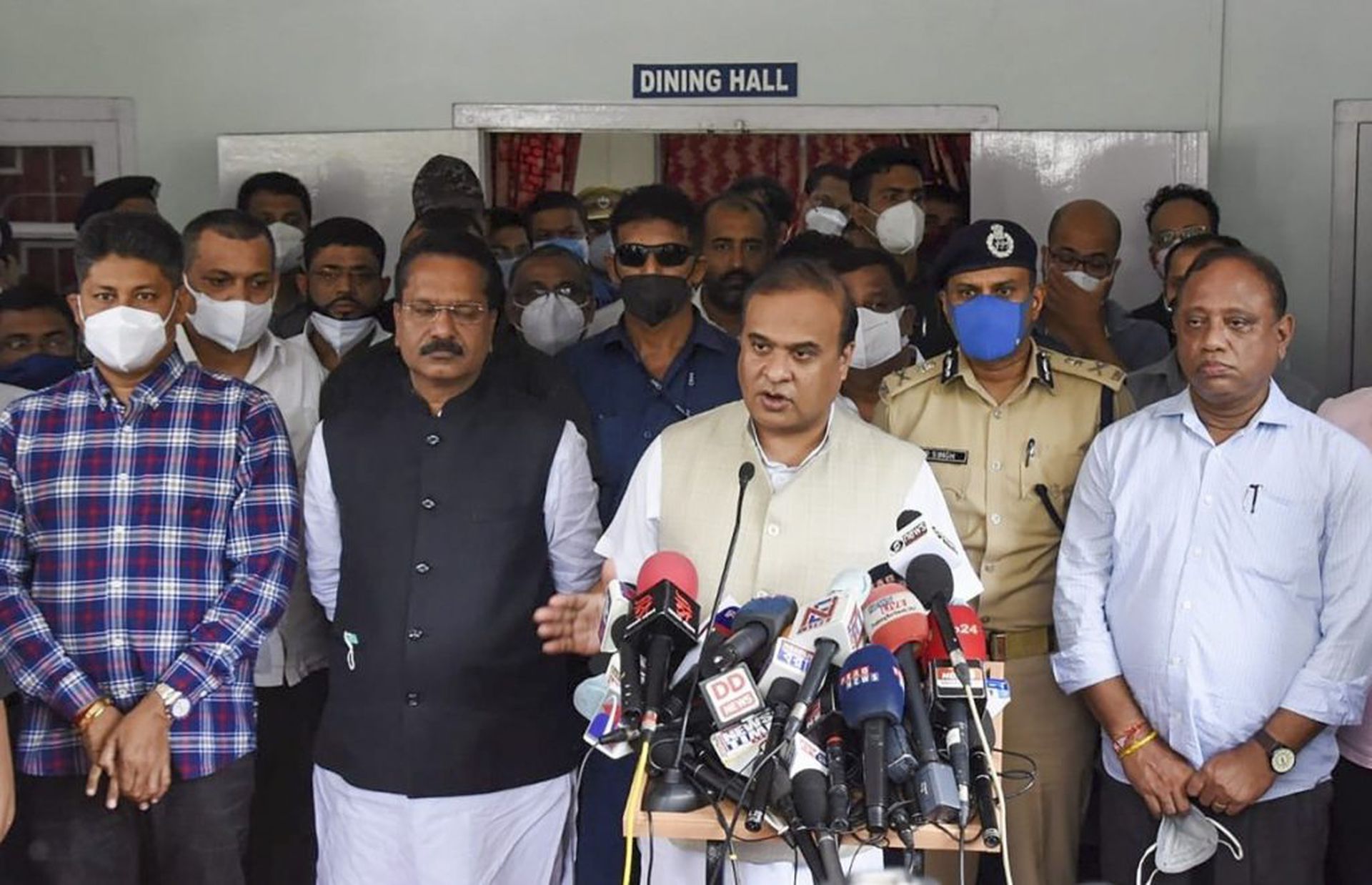 事件发生后,阿萨姆邦首席部长萨尔玛(Himanta Biswa Sarma,即中间讲话者)当即向新德里告状。(印度电线报网页截图) 事件发生后,阿萨姆邦首席部长萨尔玛(Himanta Biswa Sarma,即中间讲话者)当即向新德里告状。(印度电线报网页截图)