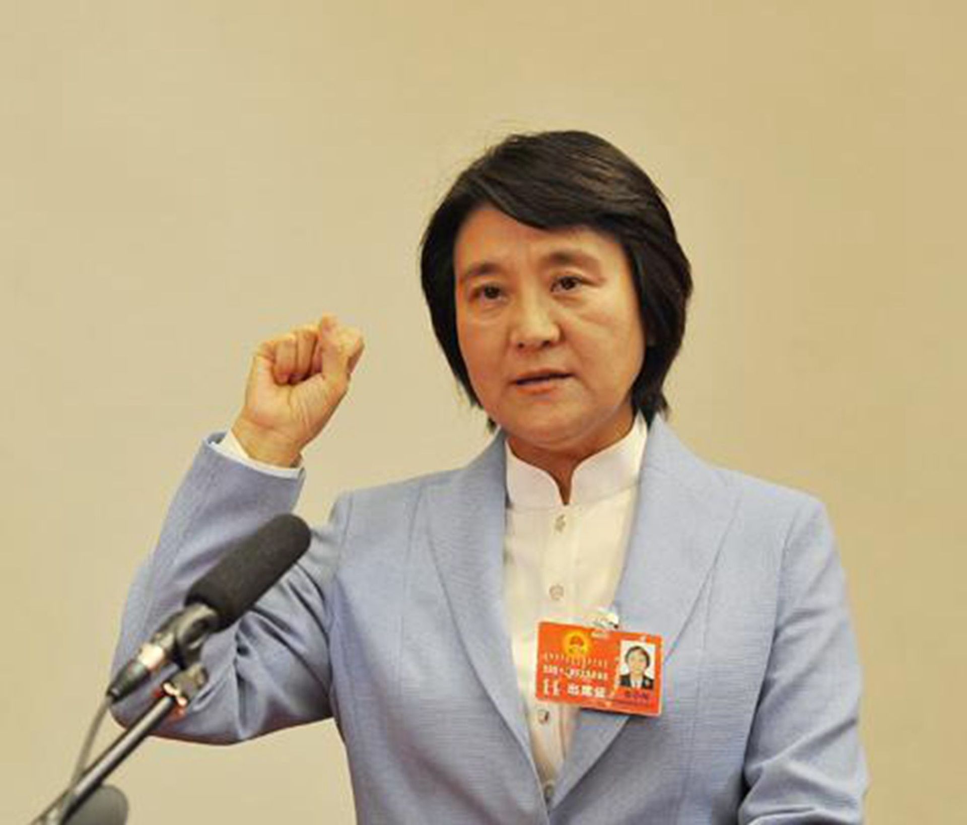 内蒙古主席布小林 两会 报告期间晕倒原因引猜测 多维新闻 中国 内蒙古主席布小林 两会 报告期间晕倒原因引猜测 多维新闻 中国