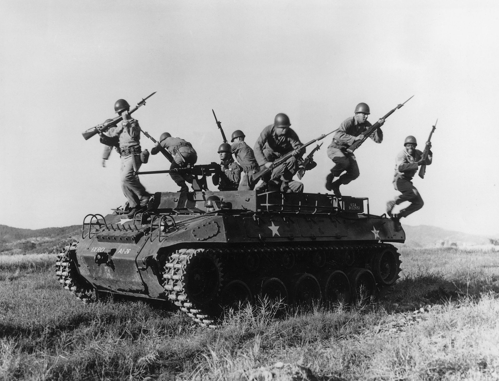 1954年3月17日，美军士兵从装甲运兵车跳下来。（视觉中国）