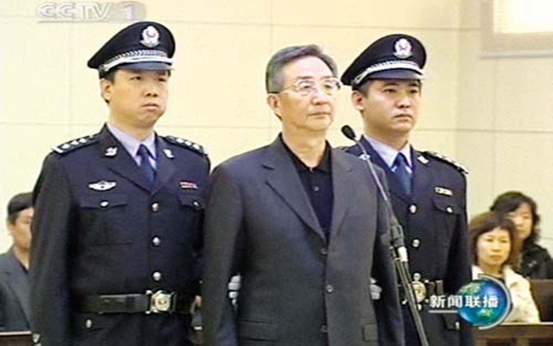 2008年3月25日，原上海市委书记陈良宇在天津市二中院出庭受审。（中国央视视频截图）