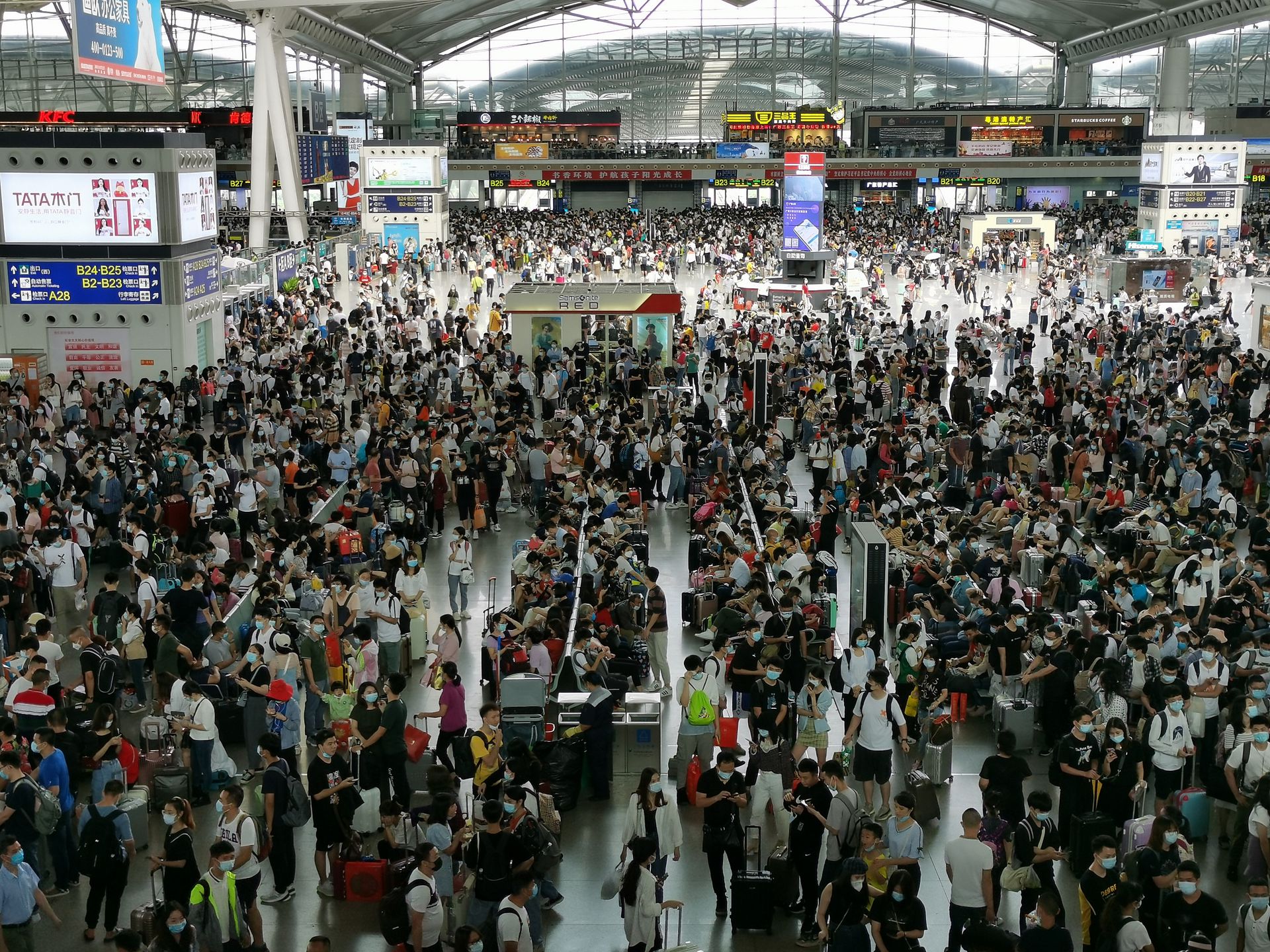2020年10月1日，中国中秋节和国庆节假期第一天，广州南站乘客明显增多。（视觉中国）