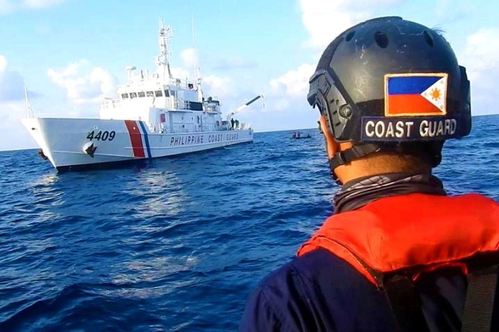2021年4月15日，菲律宾海岸警卫队在牛轭礁附近海域演练。（Reuters）