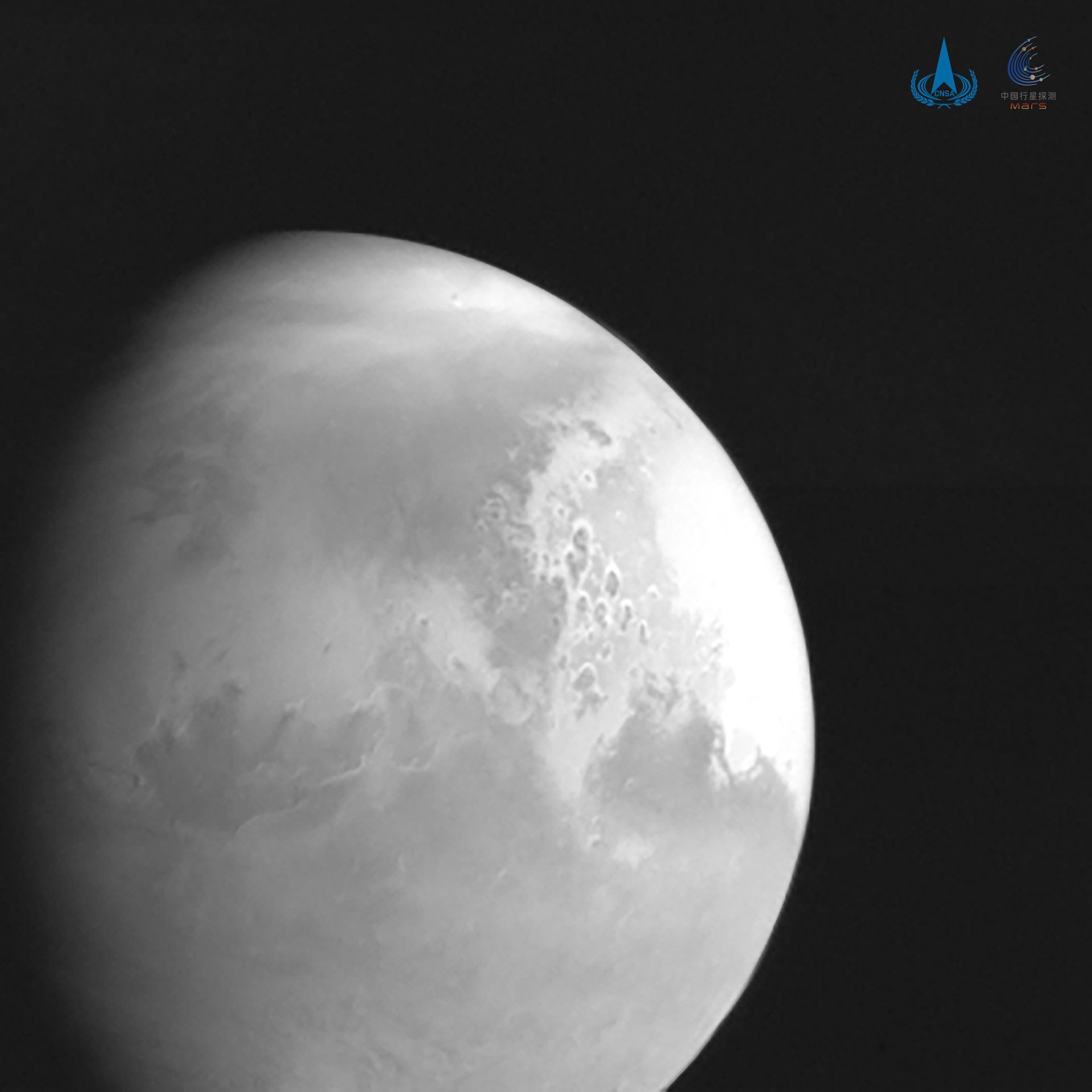 2月5日，中国“天问一号”传回首幅火星图像，火星多处标志性地貌清晰可见。（新华社）