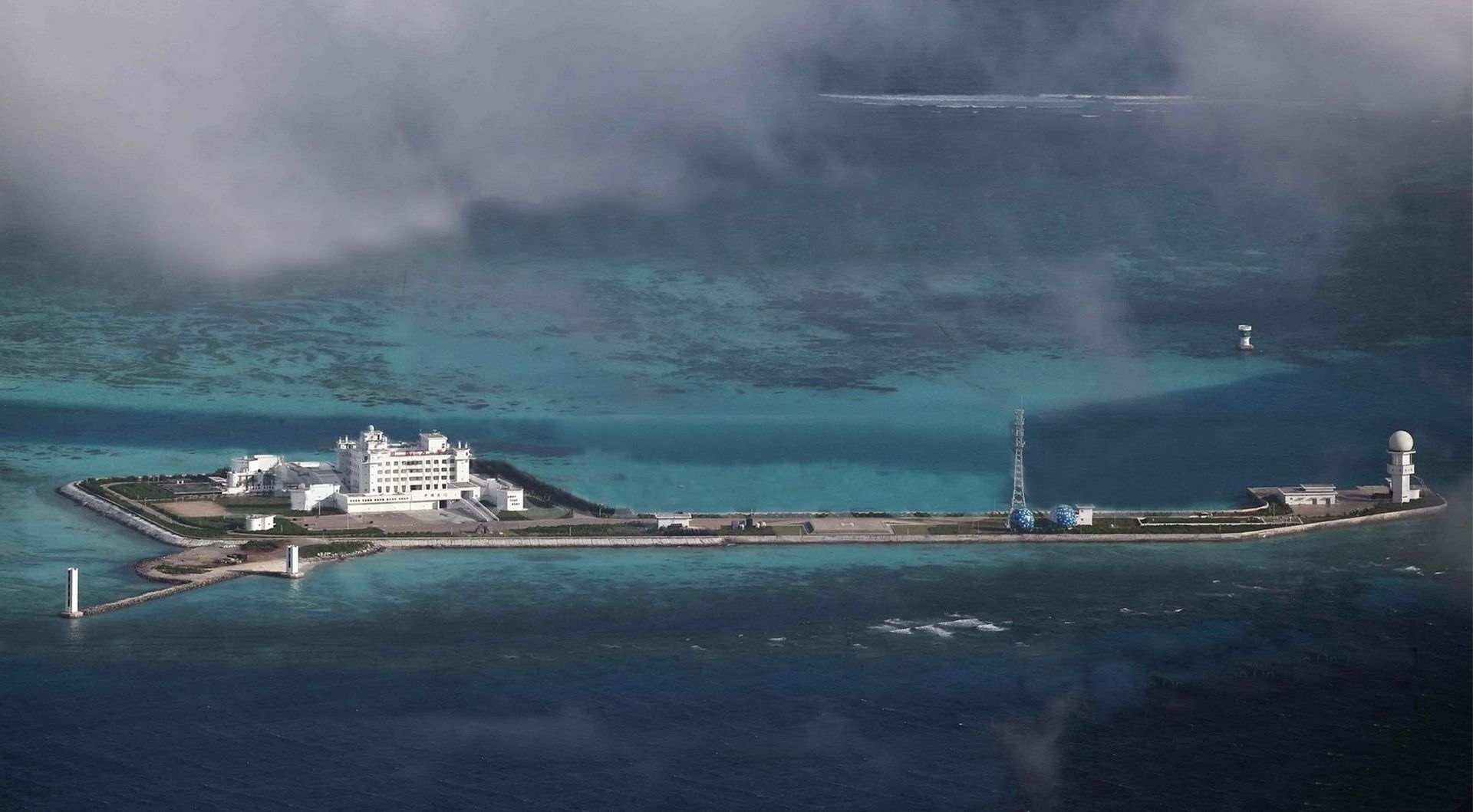 中国近年来在南沙群岛修建大批军事设施。图为中国人工岛礁东门岛。（南海研究论坛）