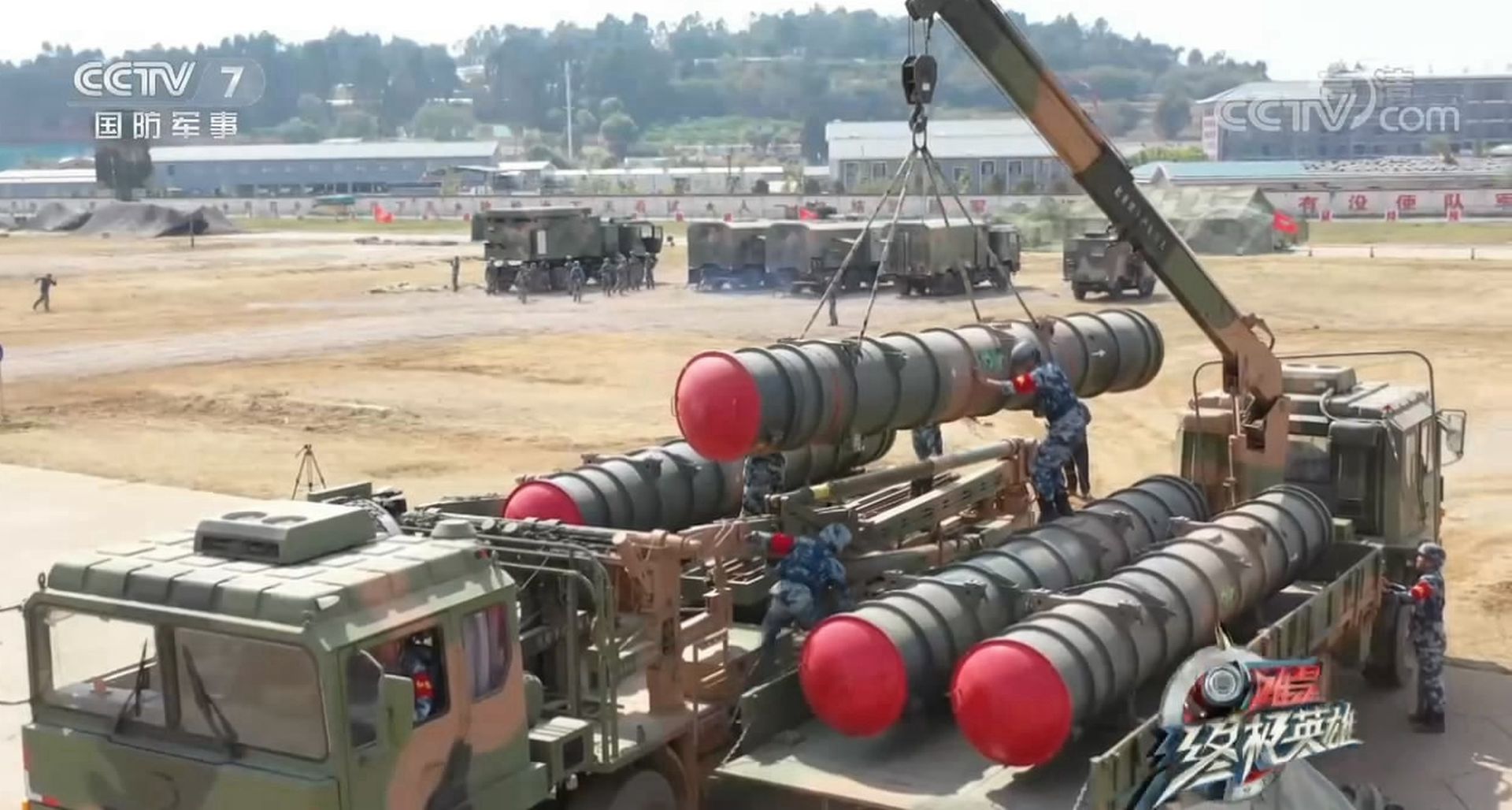 红旗-22导弹的装填：先由运输车装载导弹至装填车旁，然后将导弹吊装至装填车，最后由装填车一次性将四枚导弹装填至发射车上​。（中国央视截图）