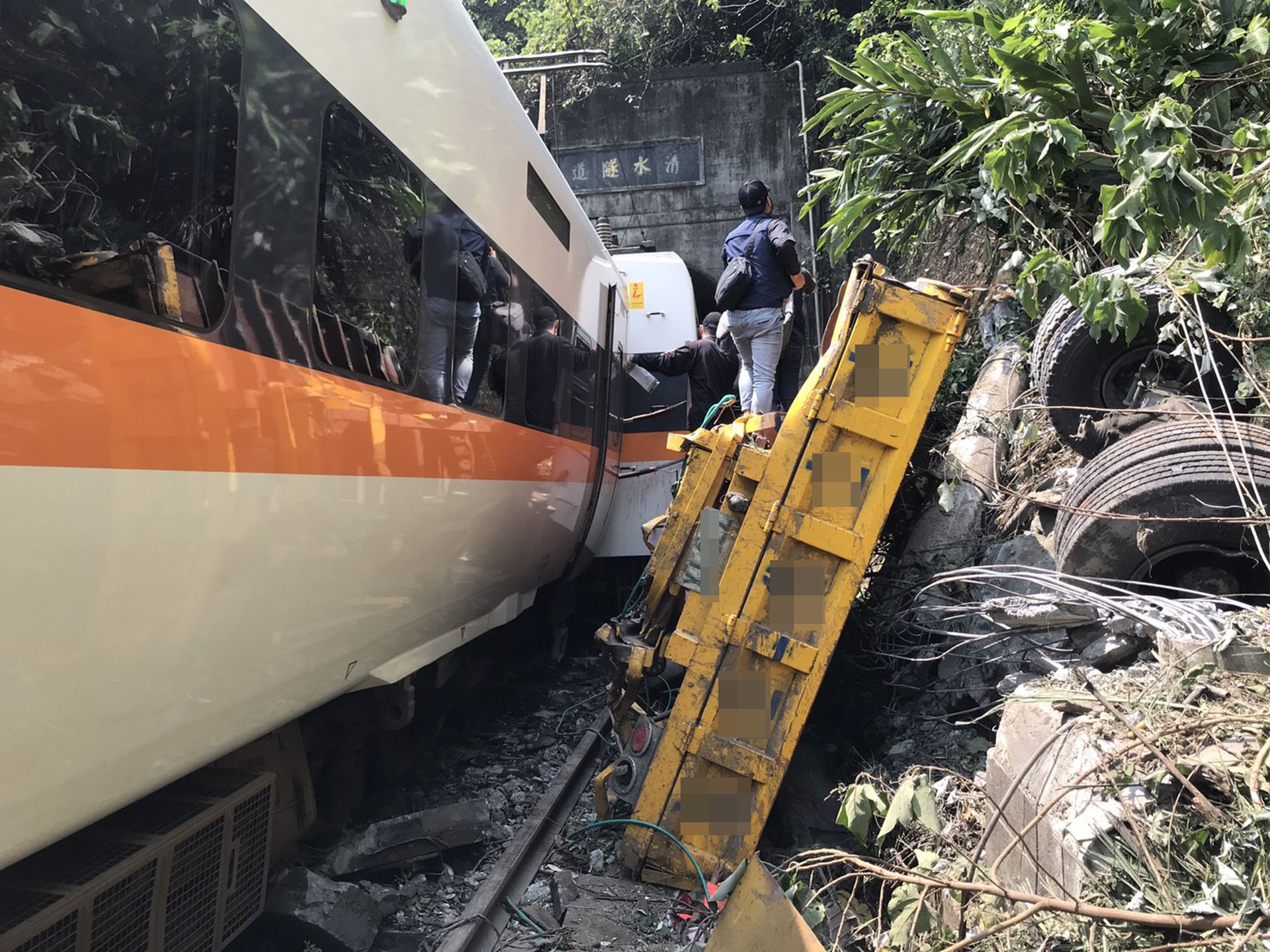 台铁出轨 生死九秒钟台铁列车最后冲撞画面曝光 视频 多维新闻 台湾