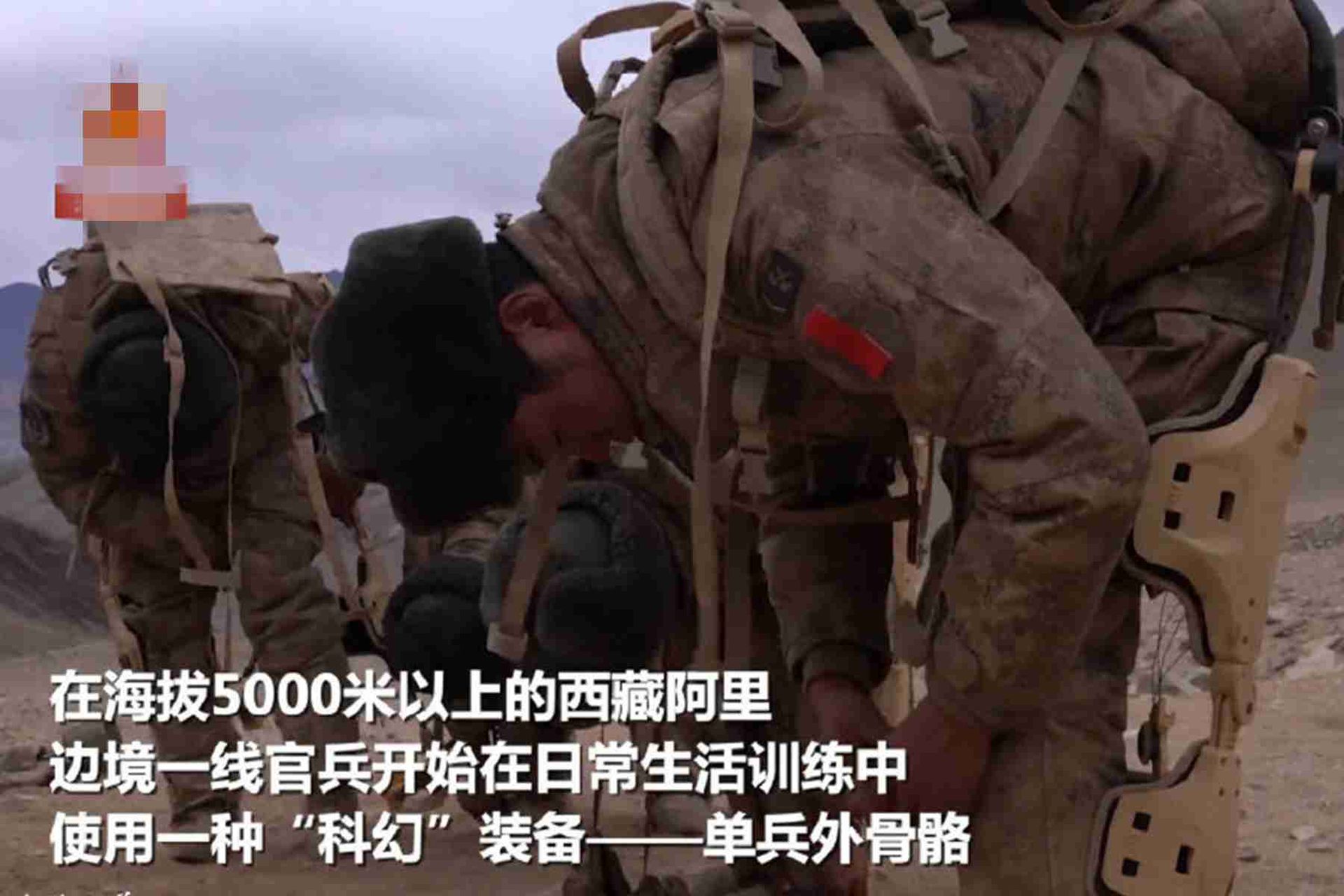 中国官方报道称，边境一线官兵已开始在日常生活训练中使用单兵外骨骼。（中国央视军事截图）