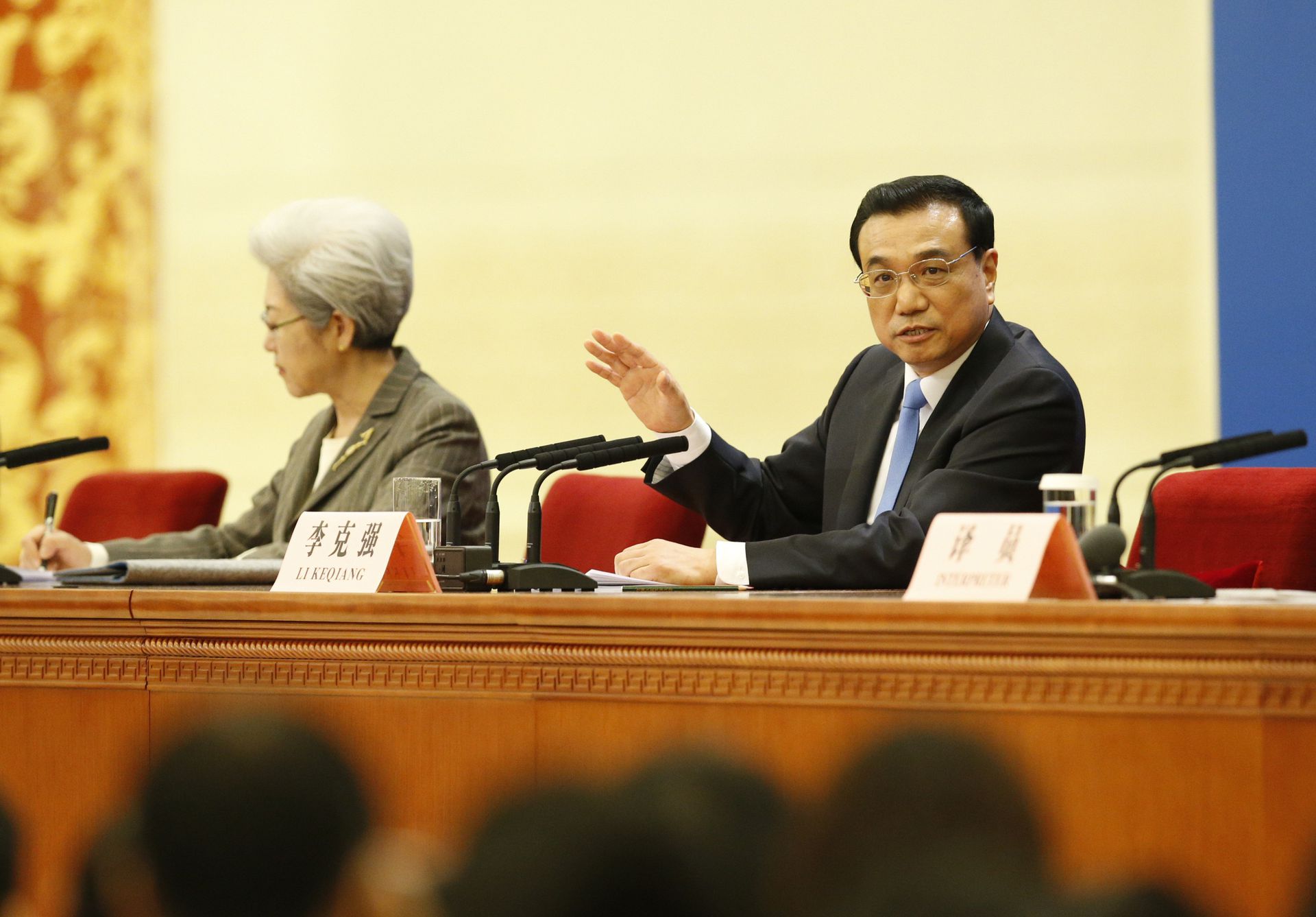 2015年3月15日，李克强在北京人民大会堂与中外记者见面，并回答记者提问。（新华社）