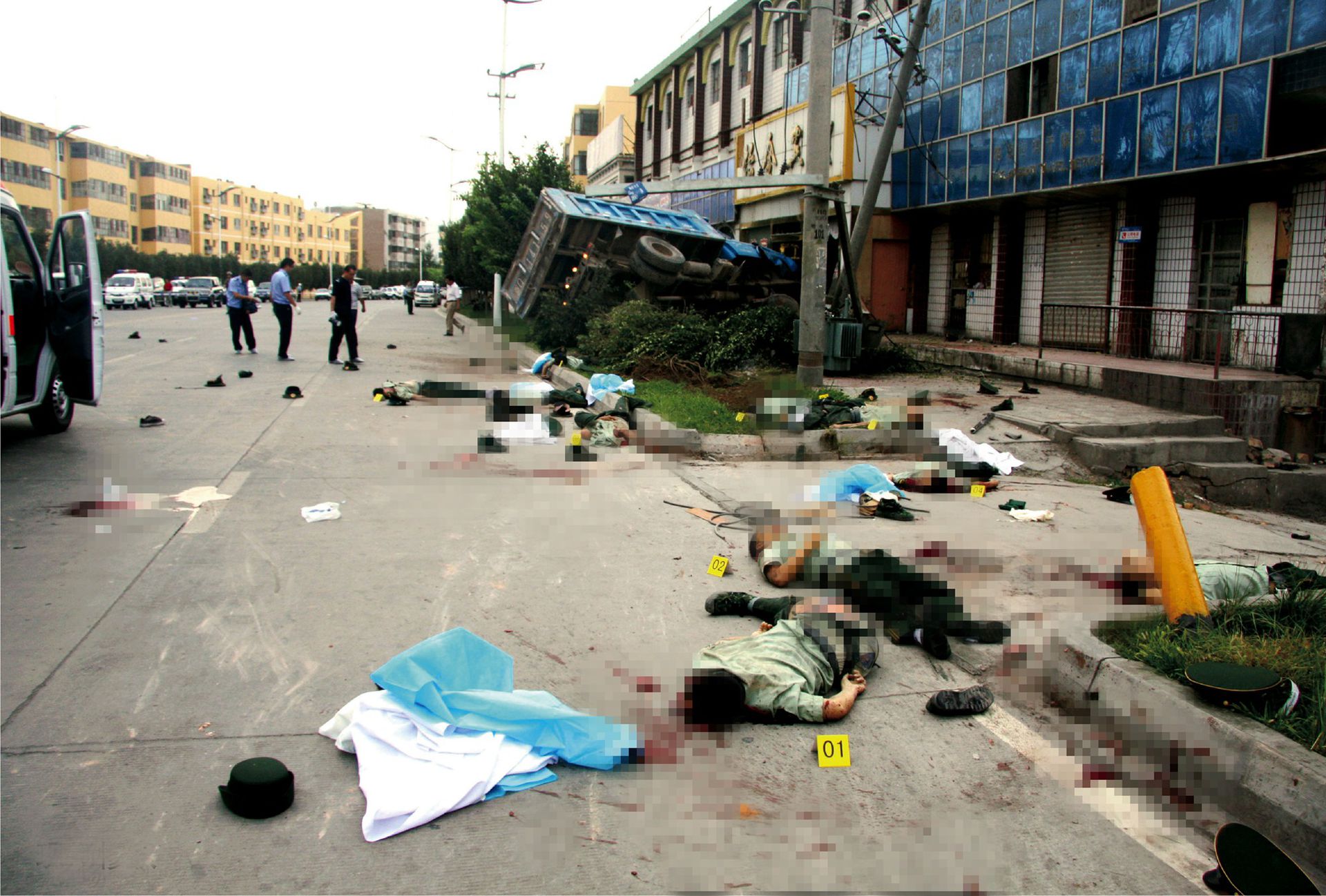 2008年8月4日，恐怖分子驾驶一辆偷窃来的自卸货车，在新疆喀什市色满路从背后冲撞正在出操的中国武警队列，并投掷自制手雷，造成16人死亡、16人受伤。（新华社）