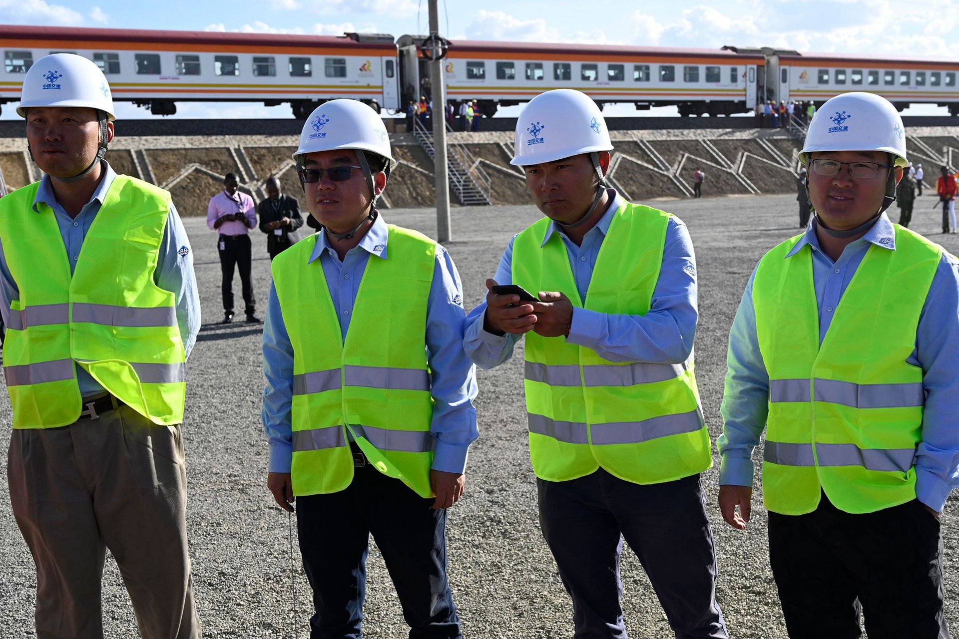 肯尼亚内罗毕－马拉巴标轨铁路（内马铁路）一期工程通车仪式现场，中国企业员工。（Reuters）