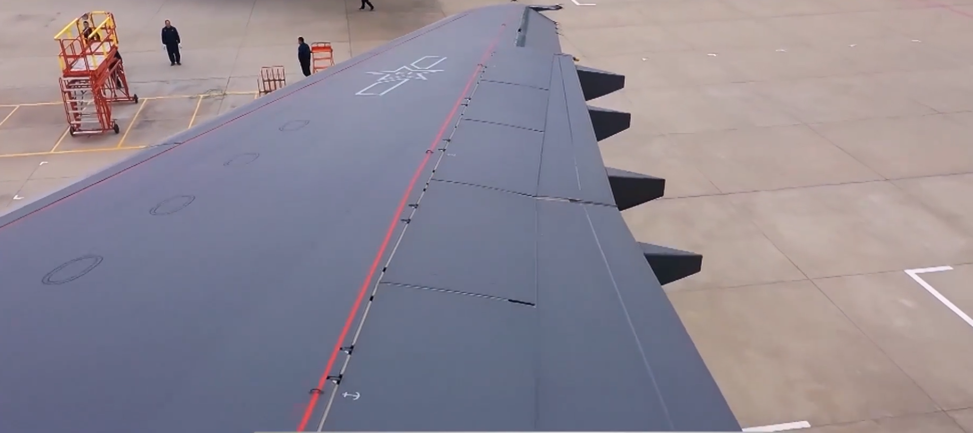 运-20轮机翼细节。（中国央视国防军事频道视频截图）
