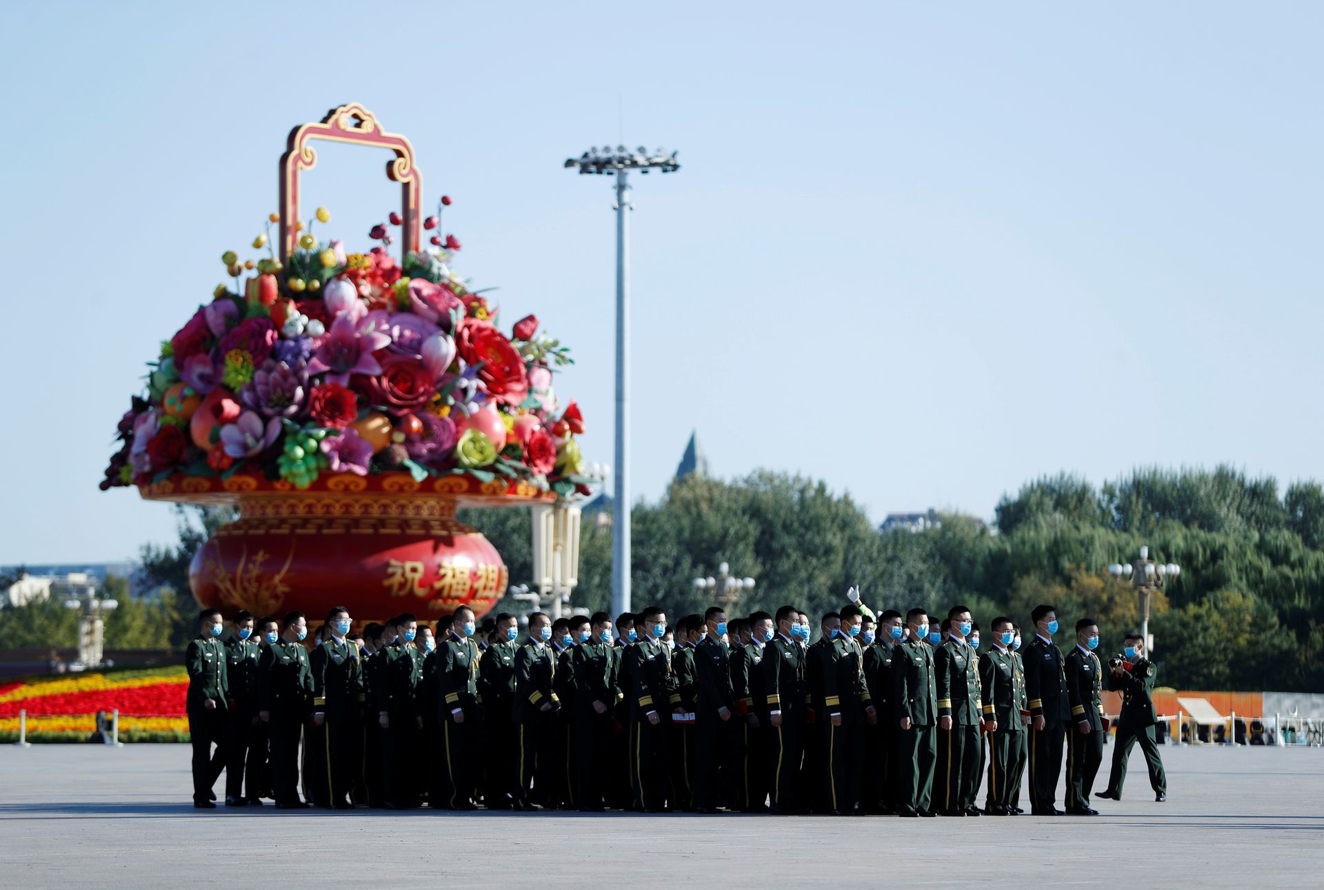 2020年10月23日，北京天安门广场，解放军战士列队步入抗美援朝70周年纪念大会会场。（路透社）
