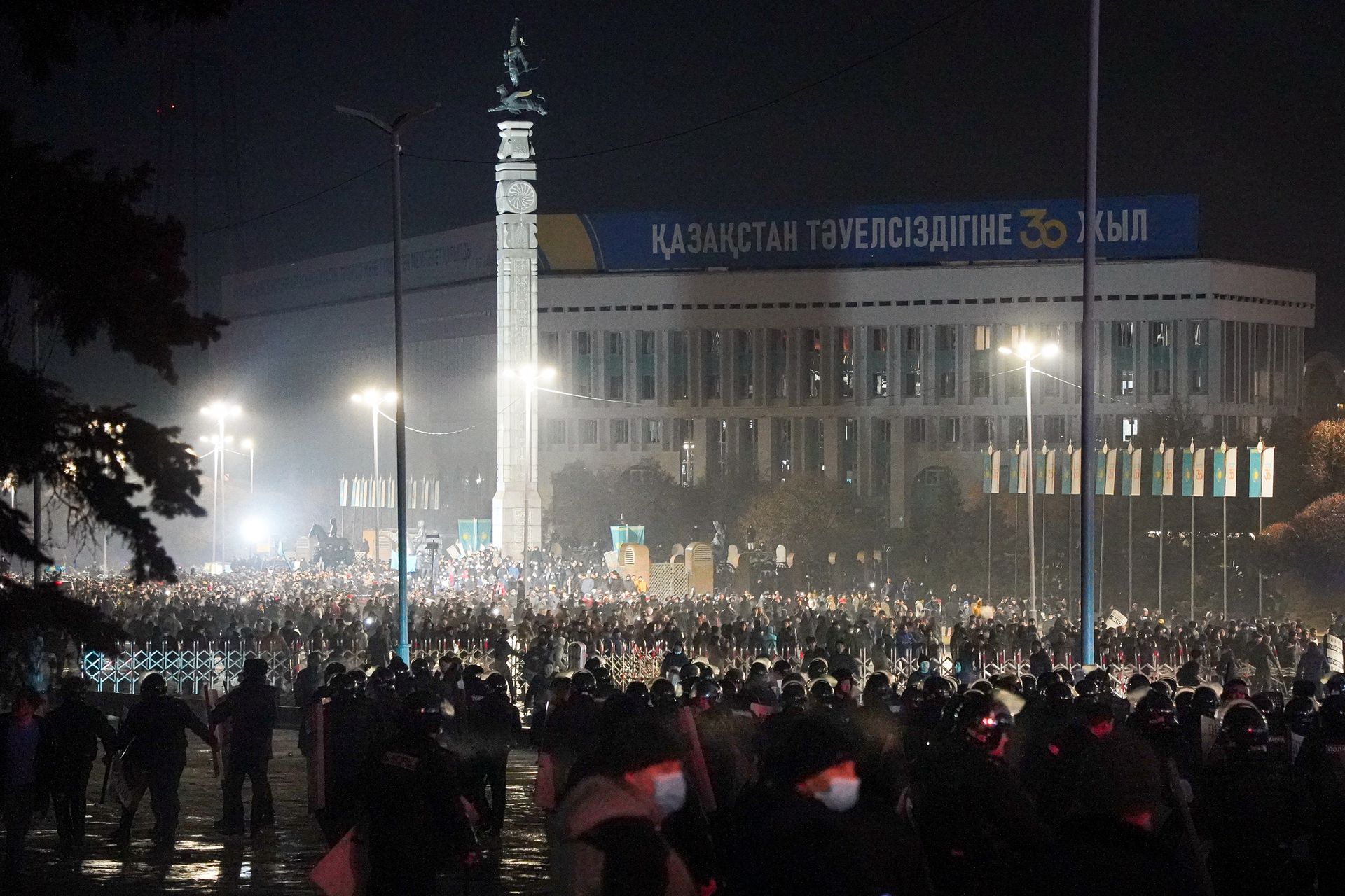 2022年1月5日，阿拉木图警方驱散了约 1,000 人的示威活动，一些示威者被拘留。（AP）