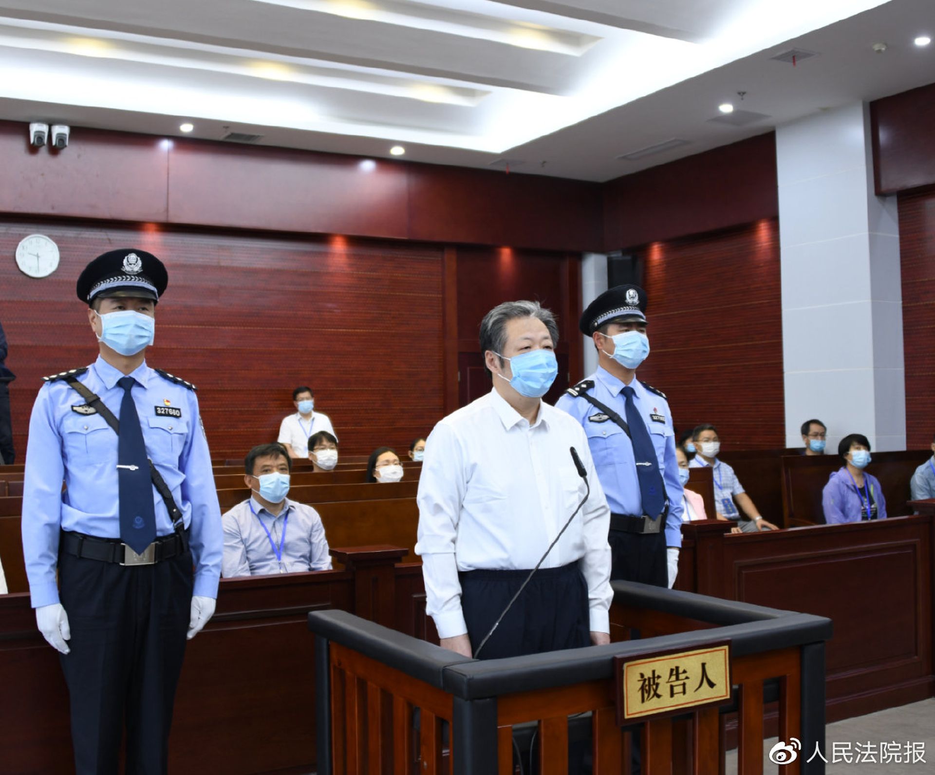 赵洪顺于2019年2月被查,他也是烟草系统首个落马的中管官员。(微博@人民法院报)